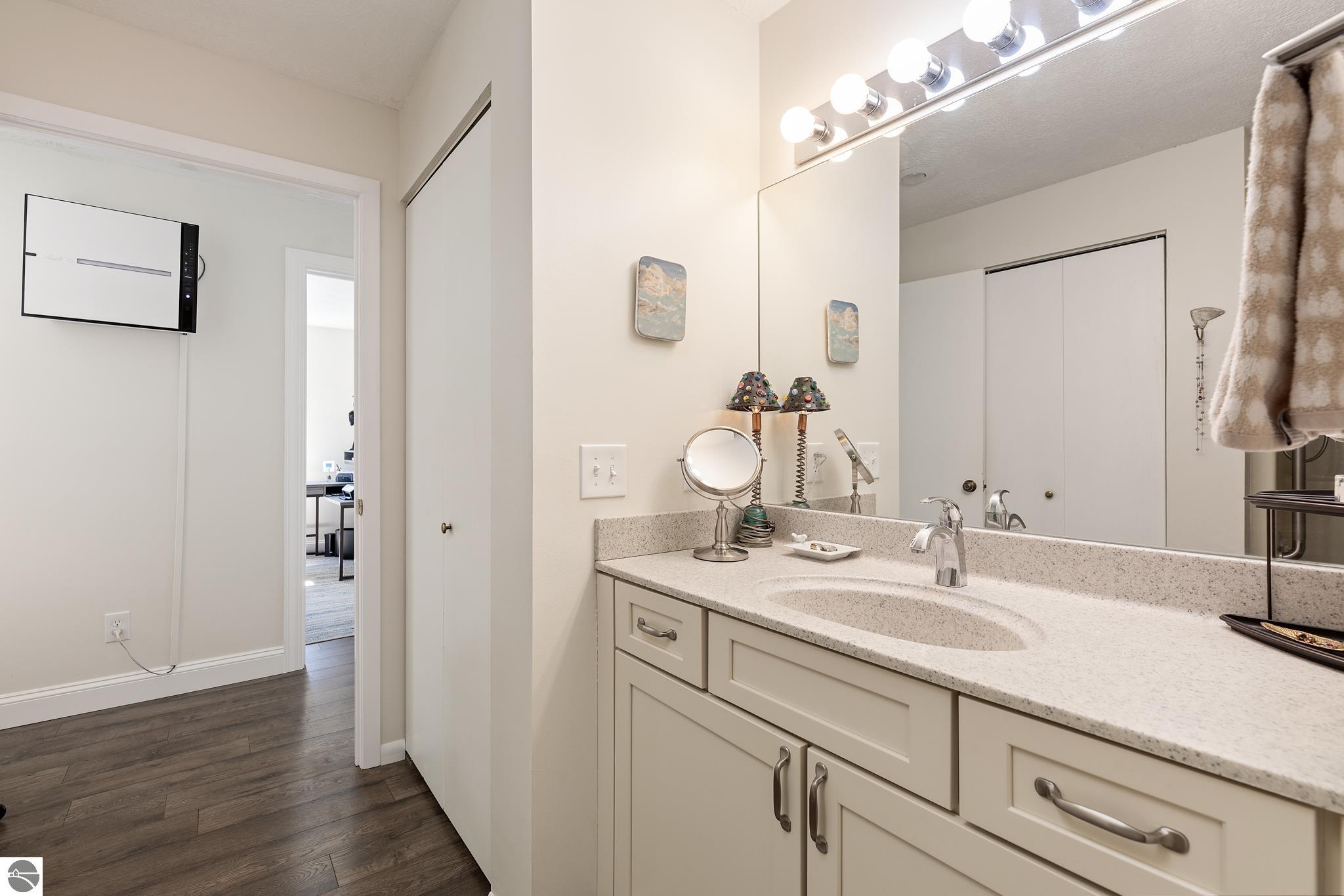 2185 Hammond Place Center