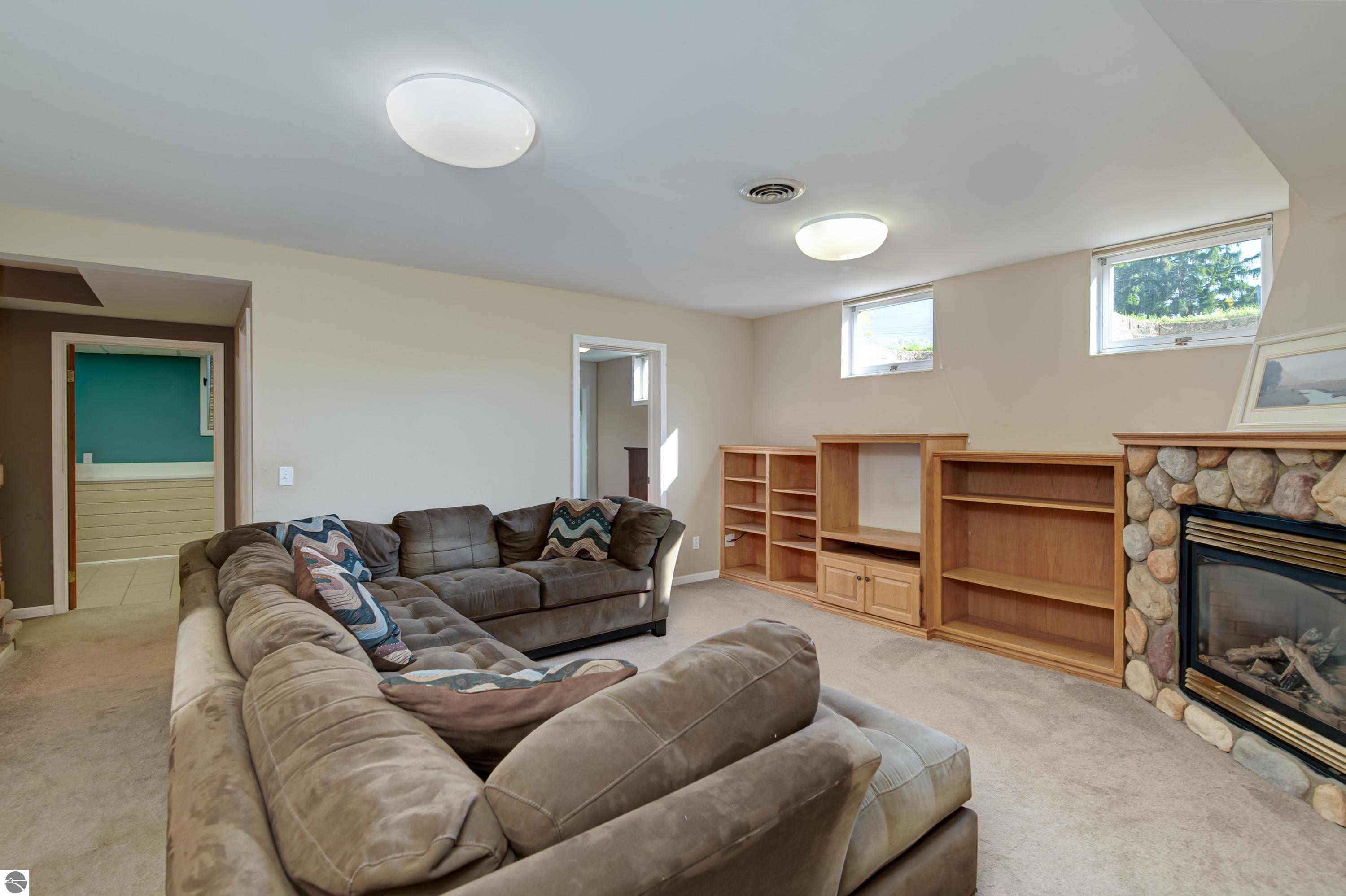 513 W 12th Street