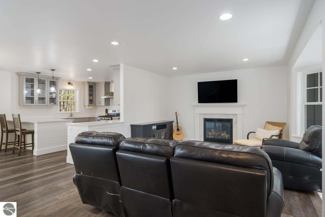 3353 Holiday View