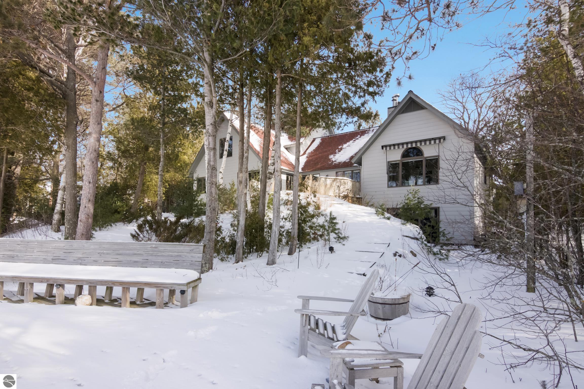 5490 MacKenzie Drive