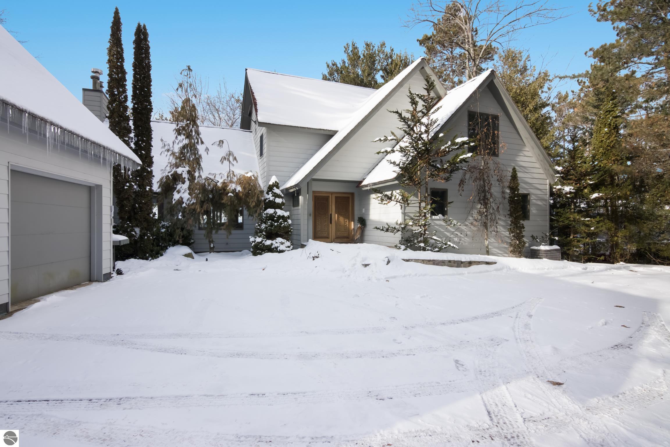 5490 MacKenzie Drive