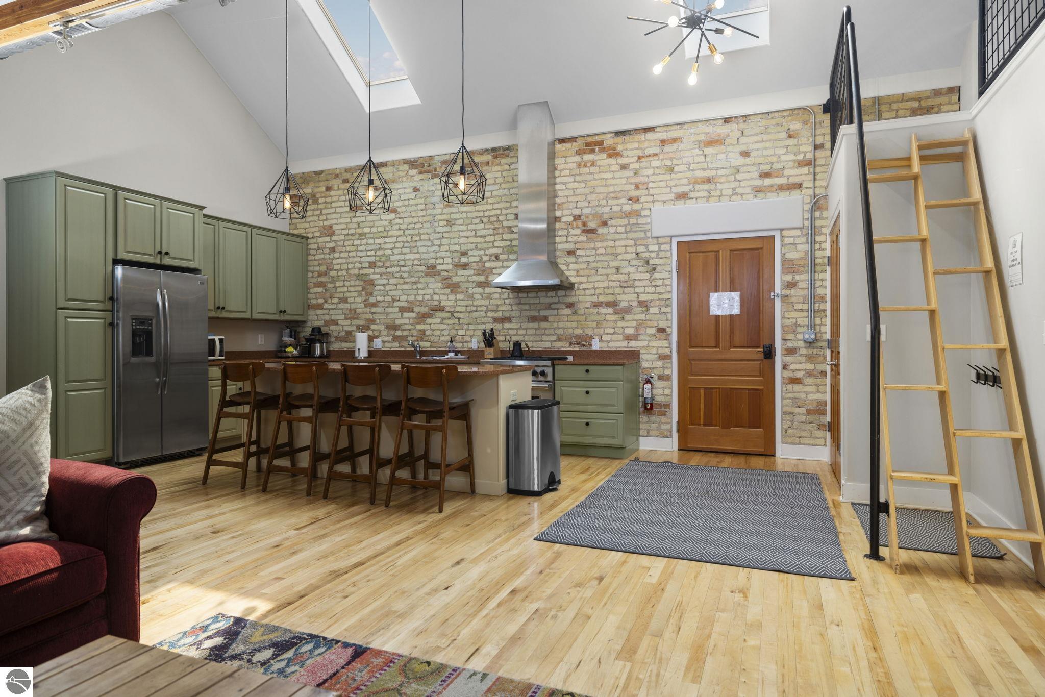 800 Cottageview Drive # 400