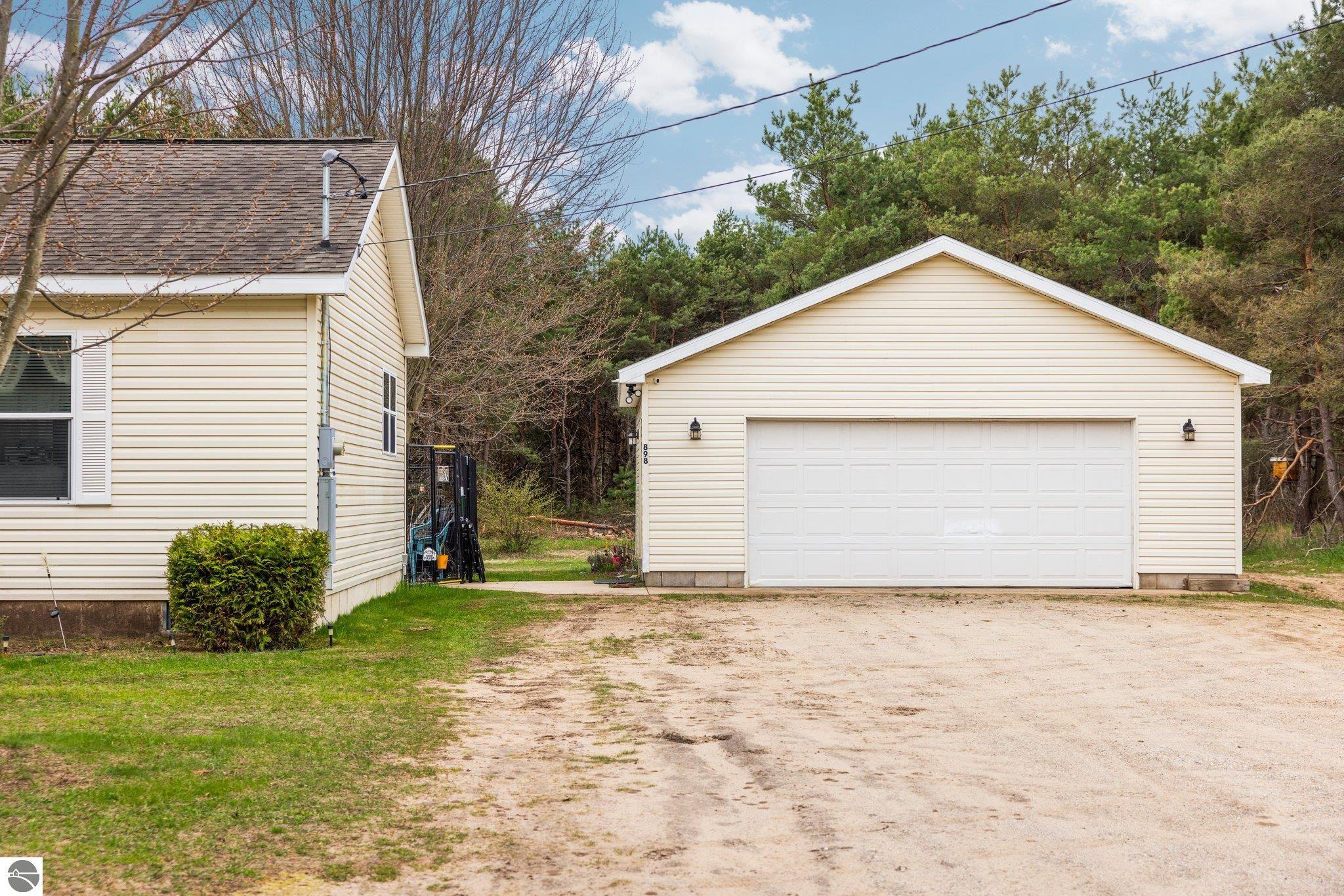 898 Leya Lane