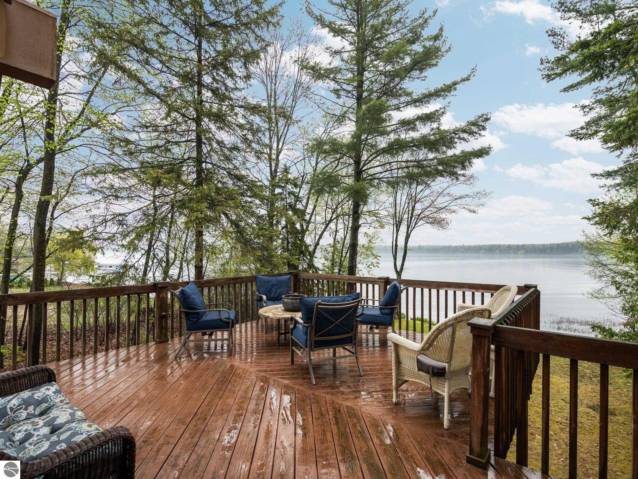 5467 Lakeview Drive