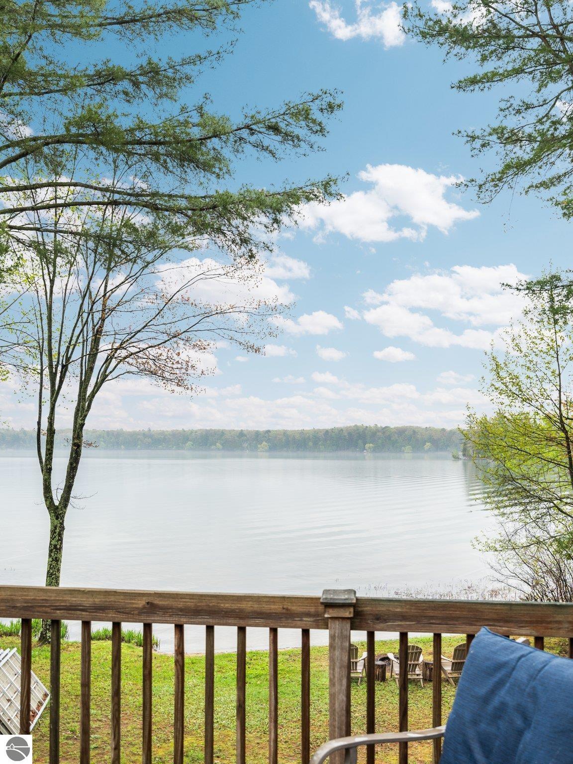 5467 Lakeview Drive