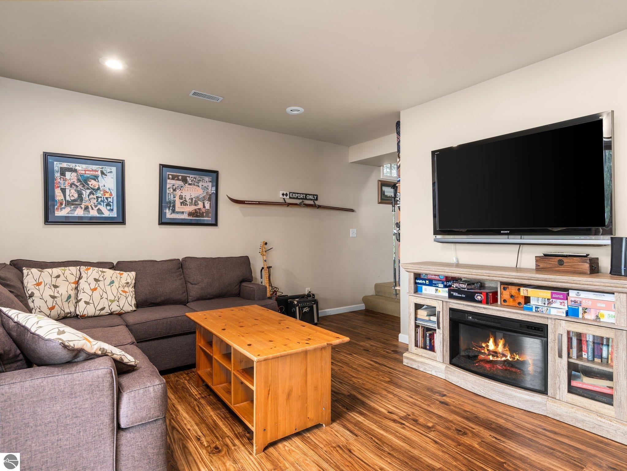 5467 Lakeview Drive