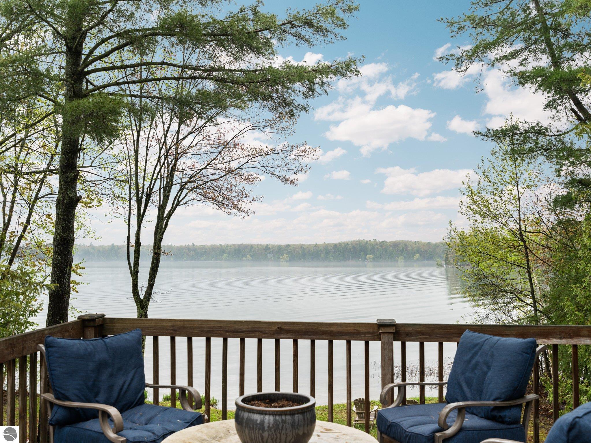 5467 Lakeview Drive