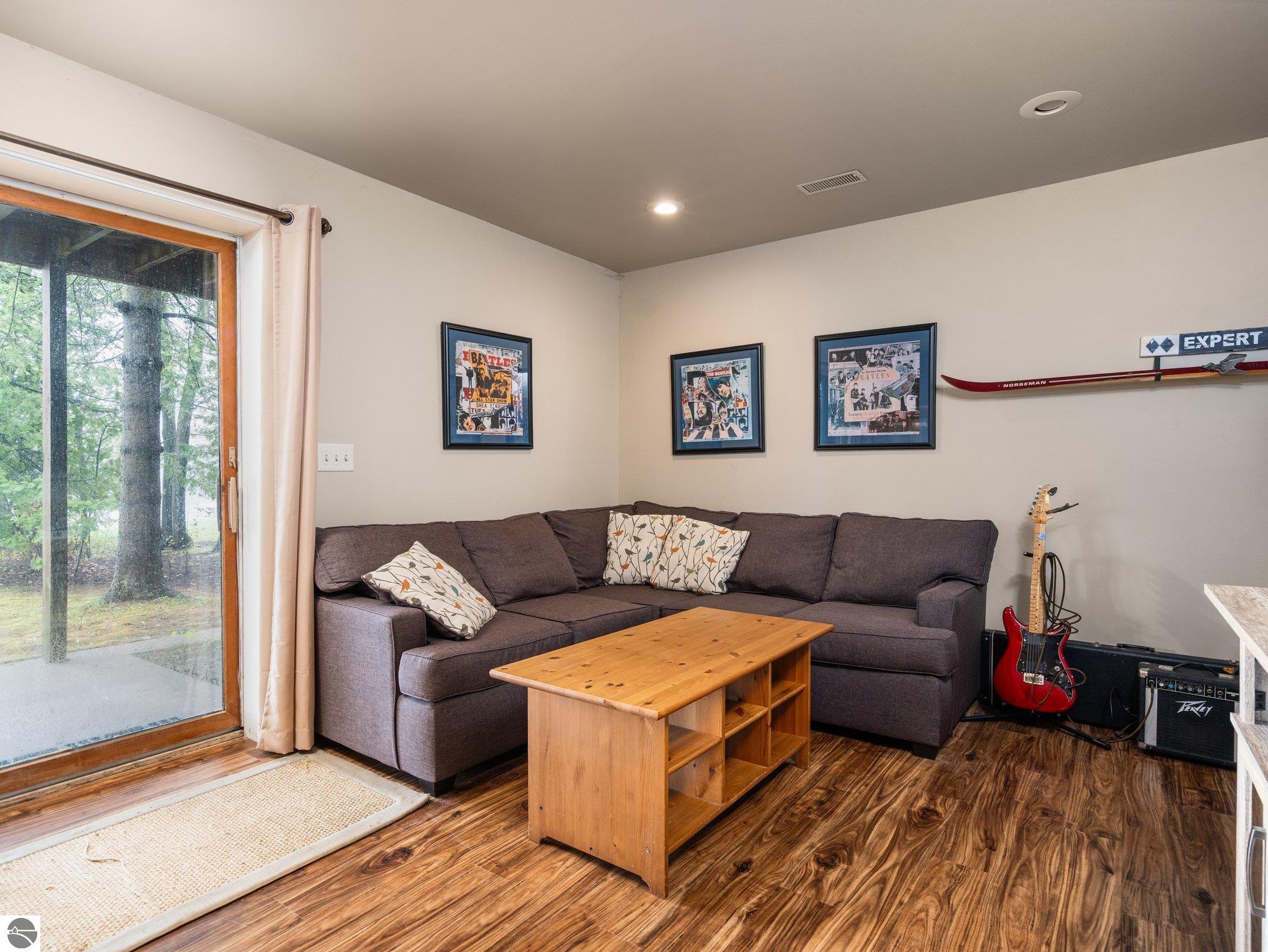 5467 Lakeview Drive