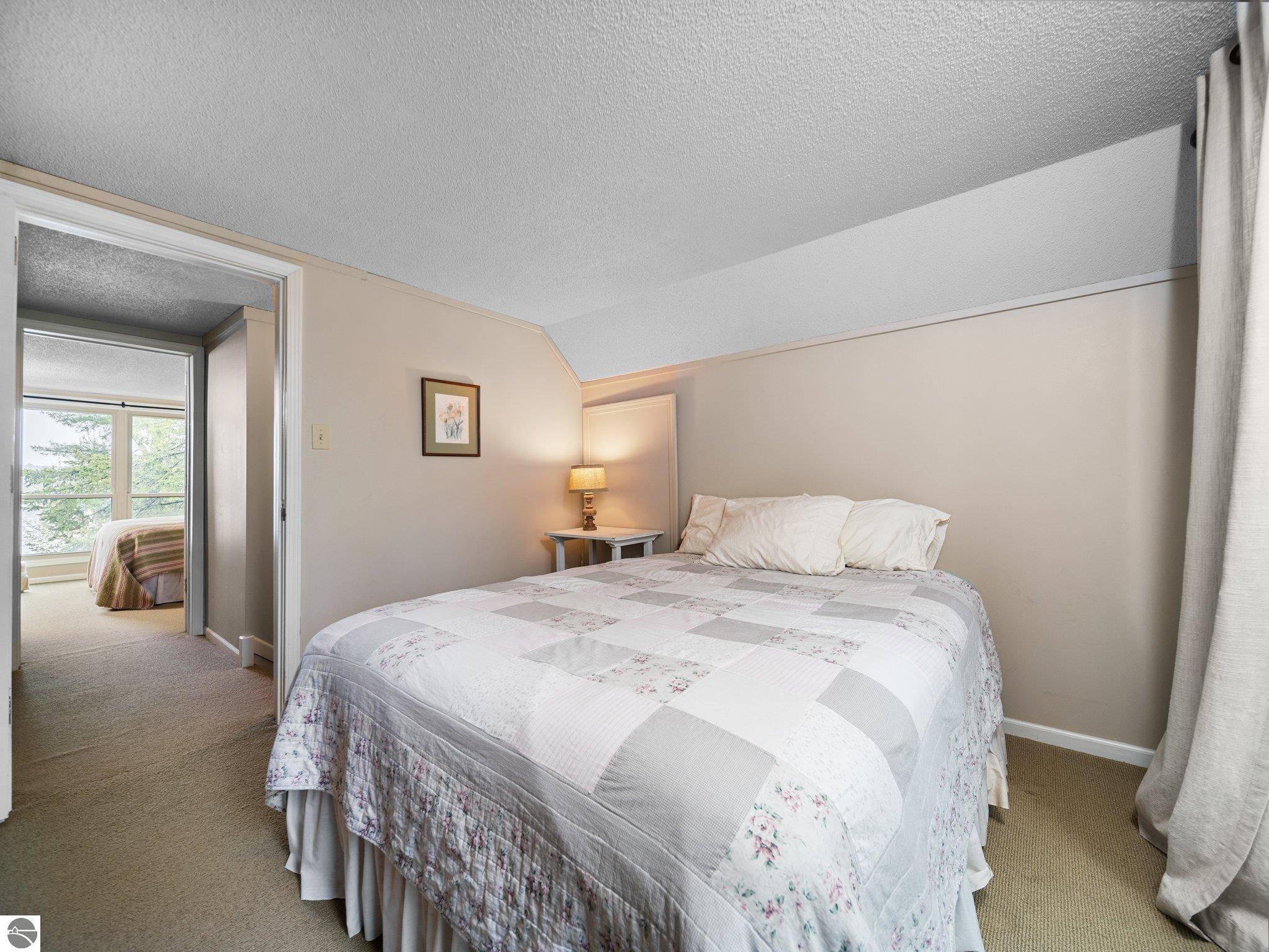5467 Lakeview Drive