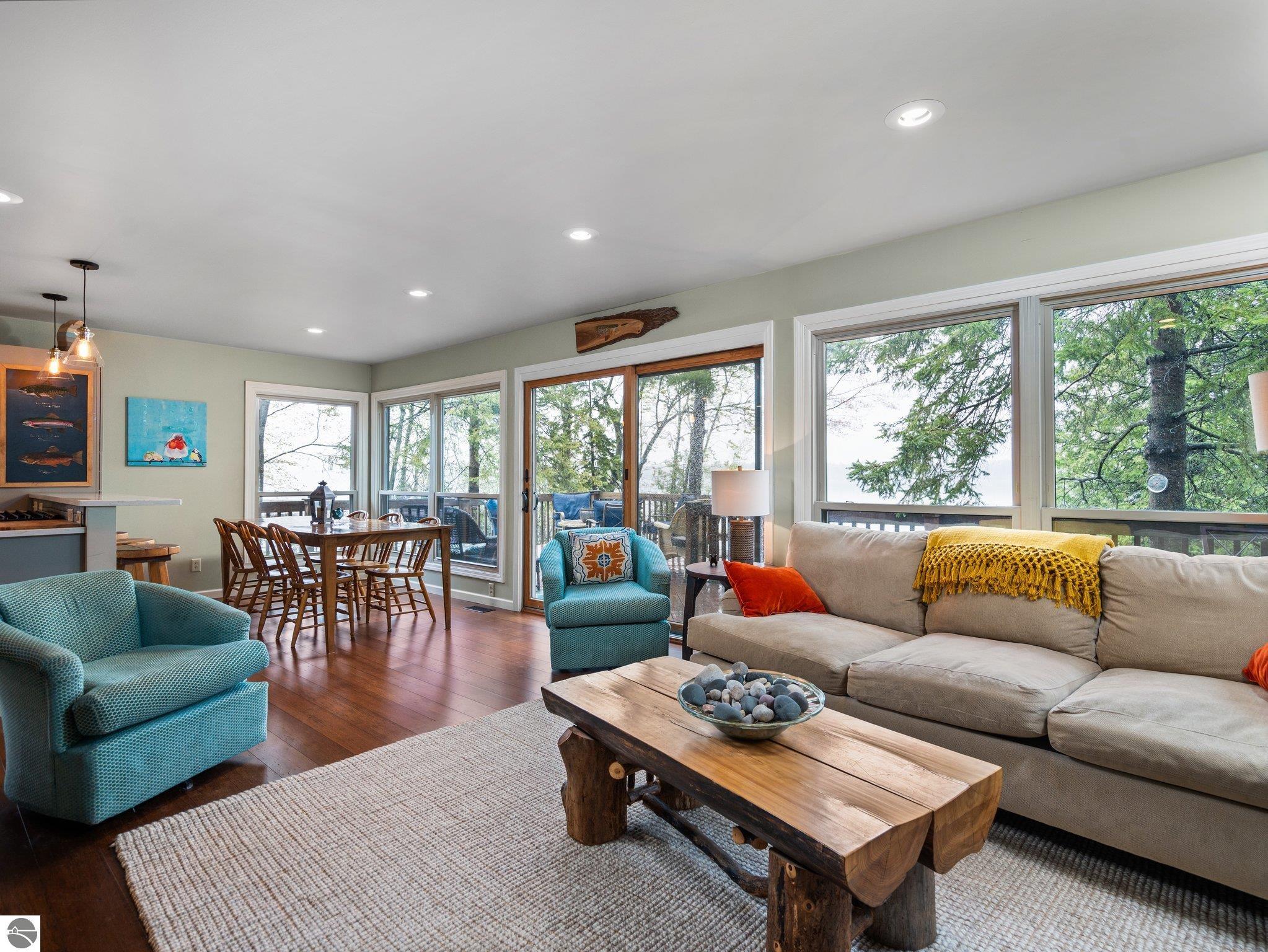 5467 Lakeview Drive