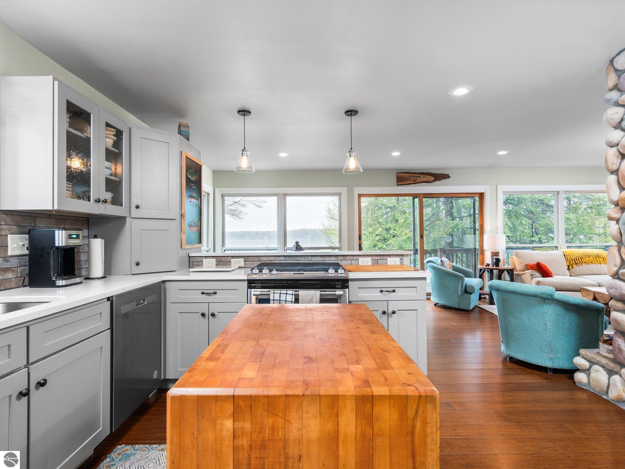 5467 Lakeview Drive