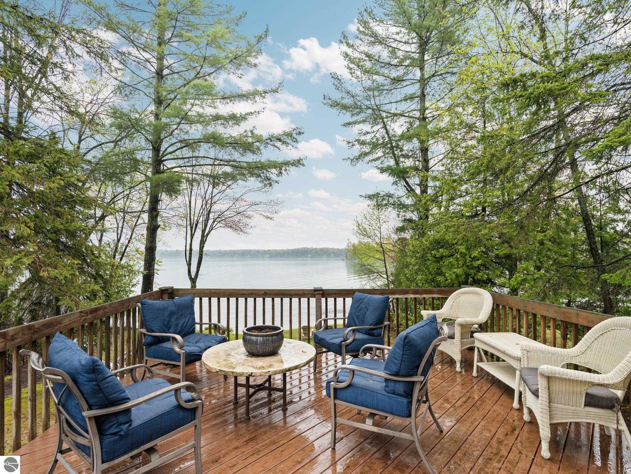 5467 Lakeview Drive