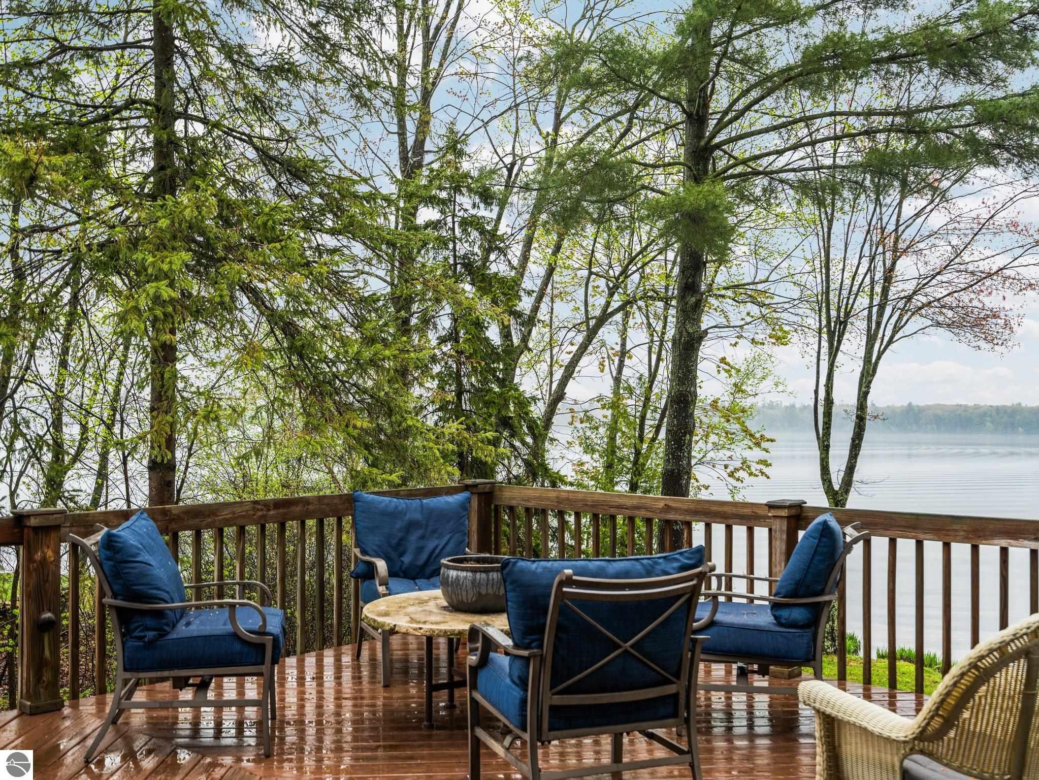 5467 Lakeview Drive