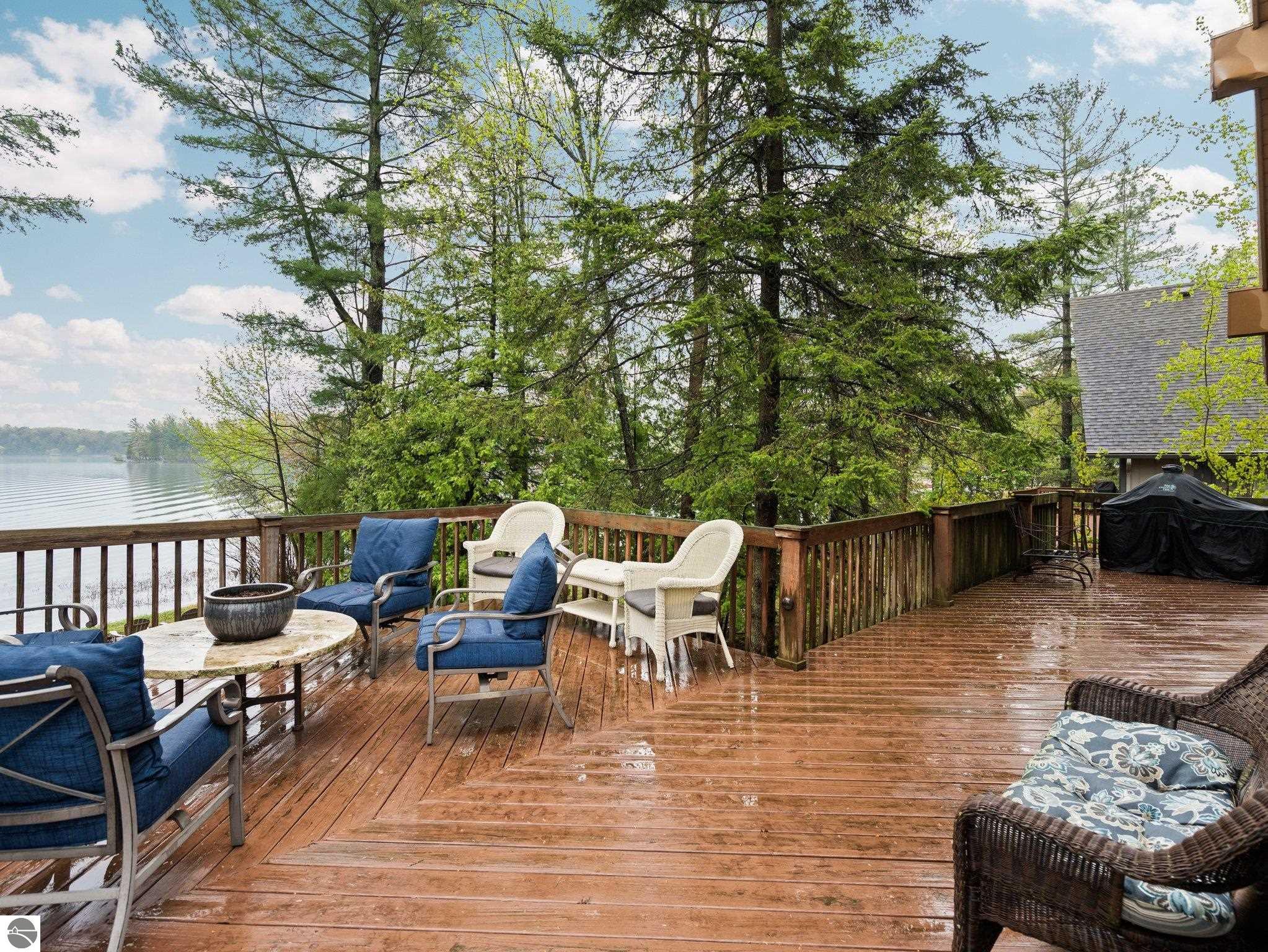 5467 Lakeview Drive