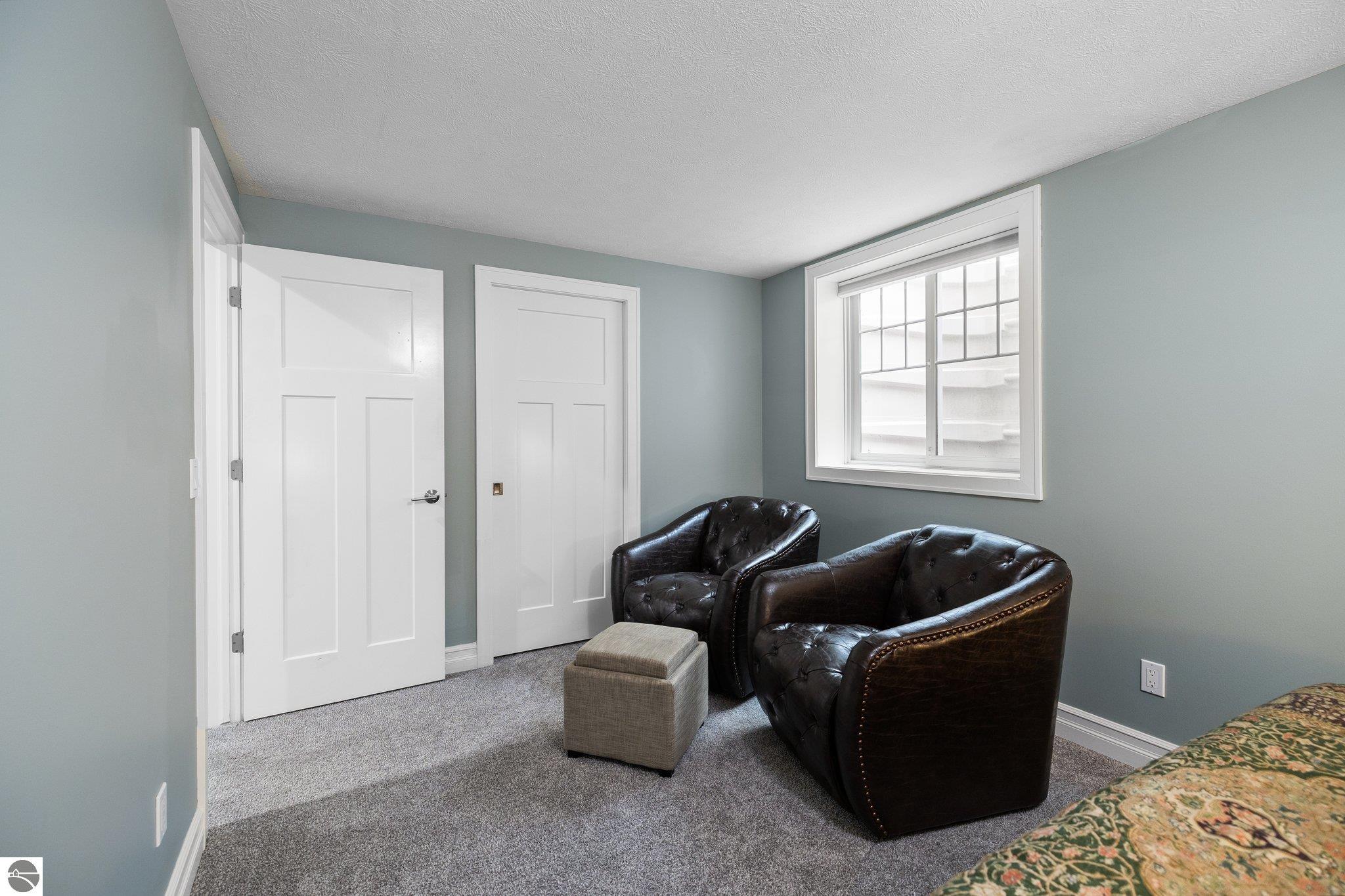 215 S Elmwood