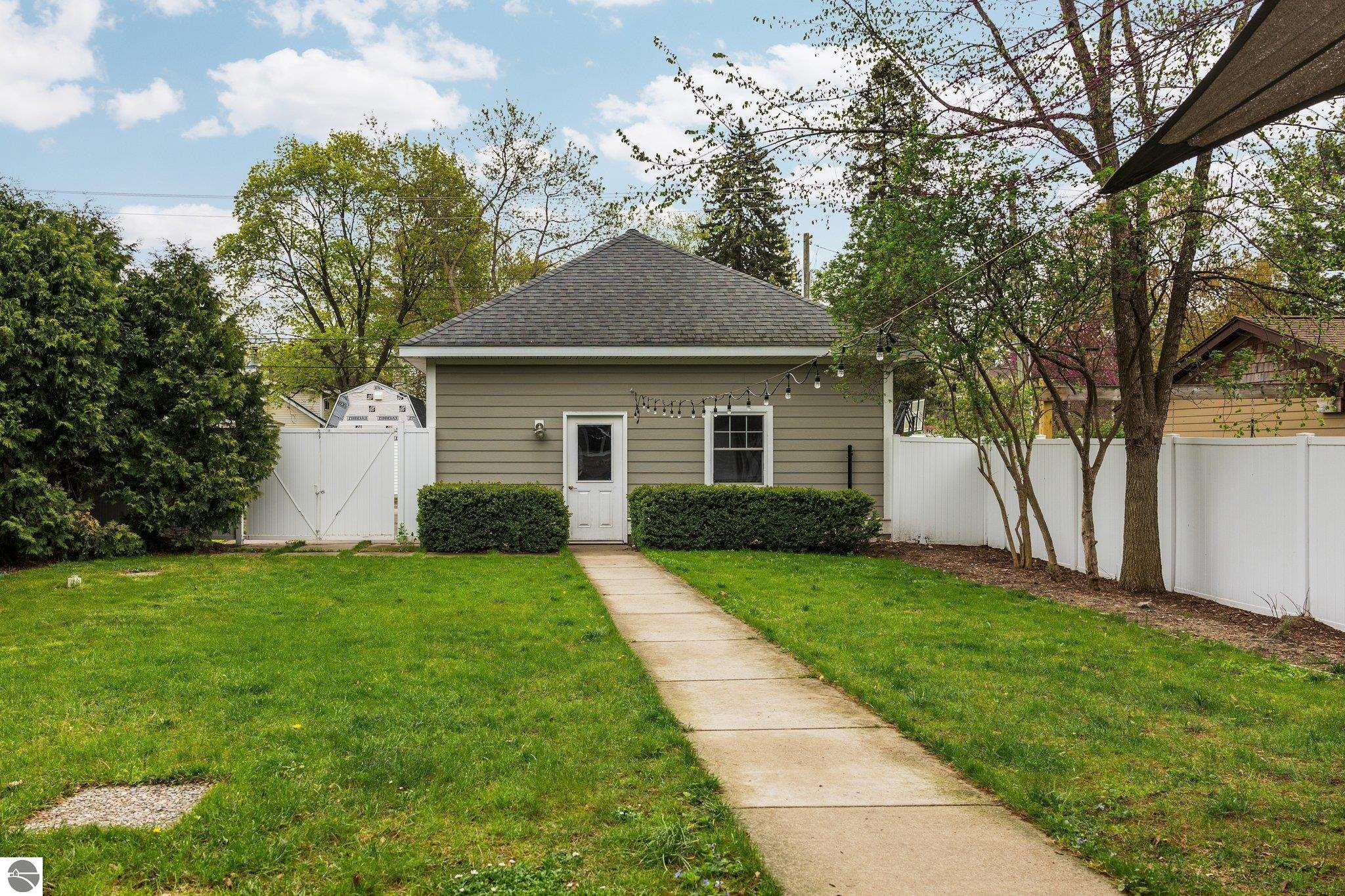 215 S Elmwood