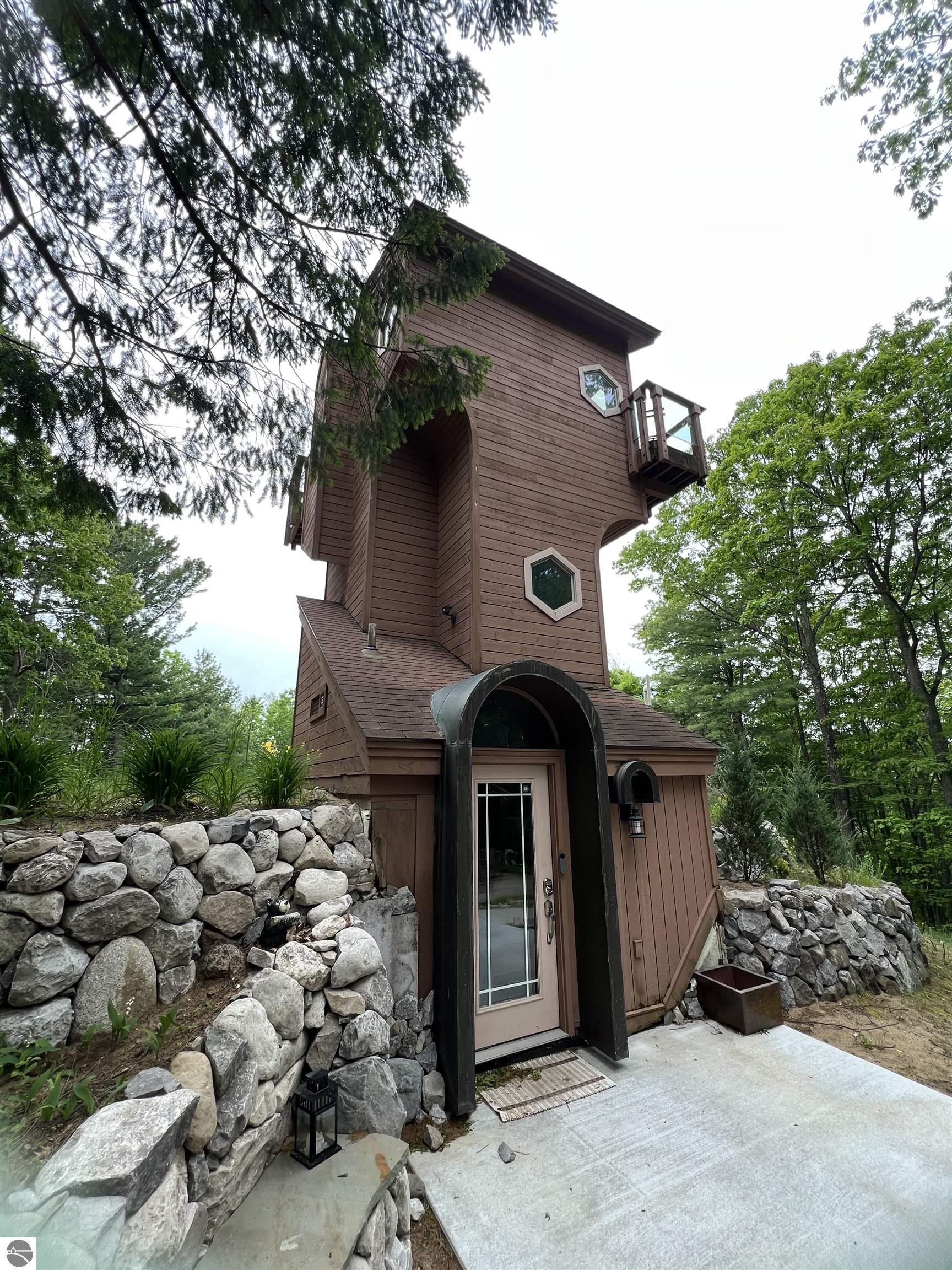 2835 Keewaydin Trail