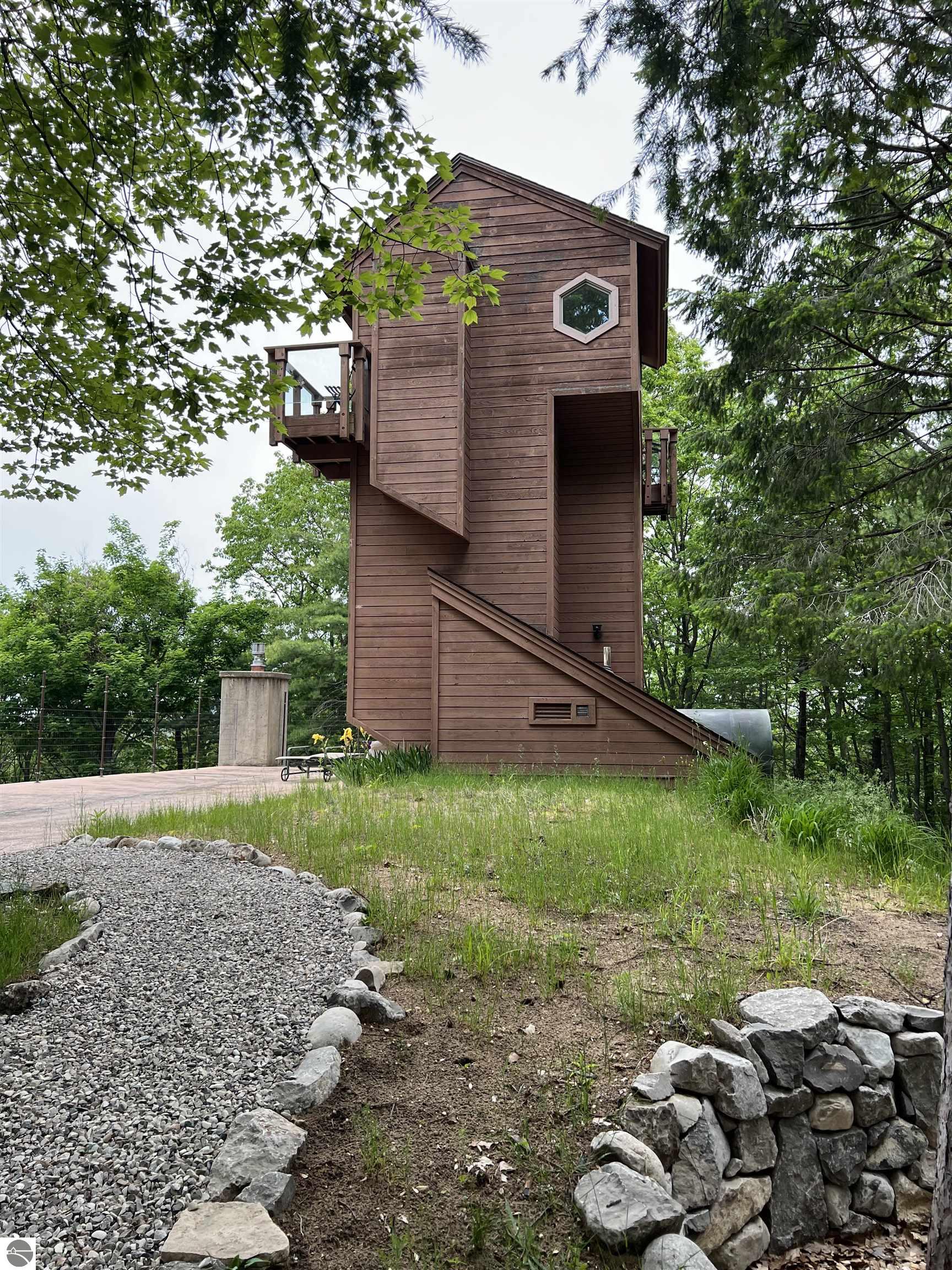 2835 Keewaydin Trail