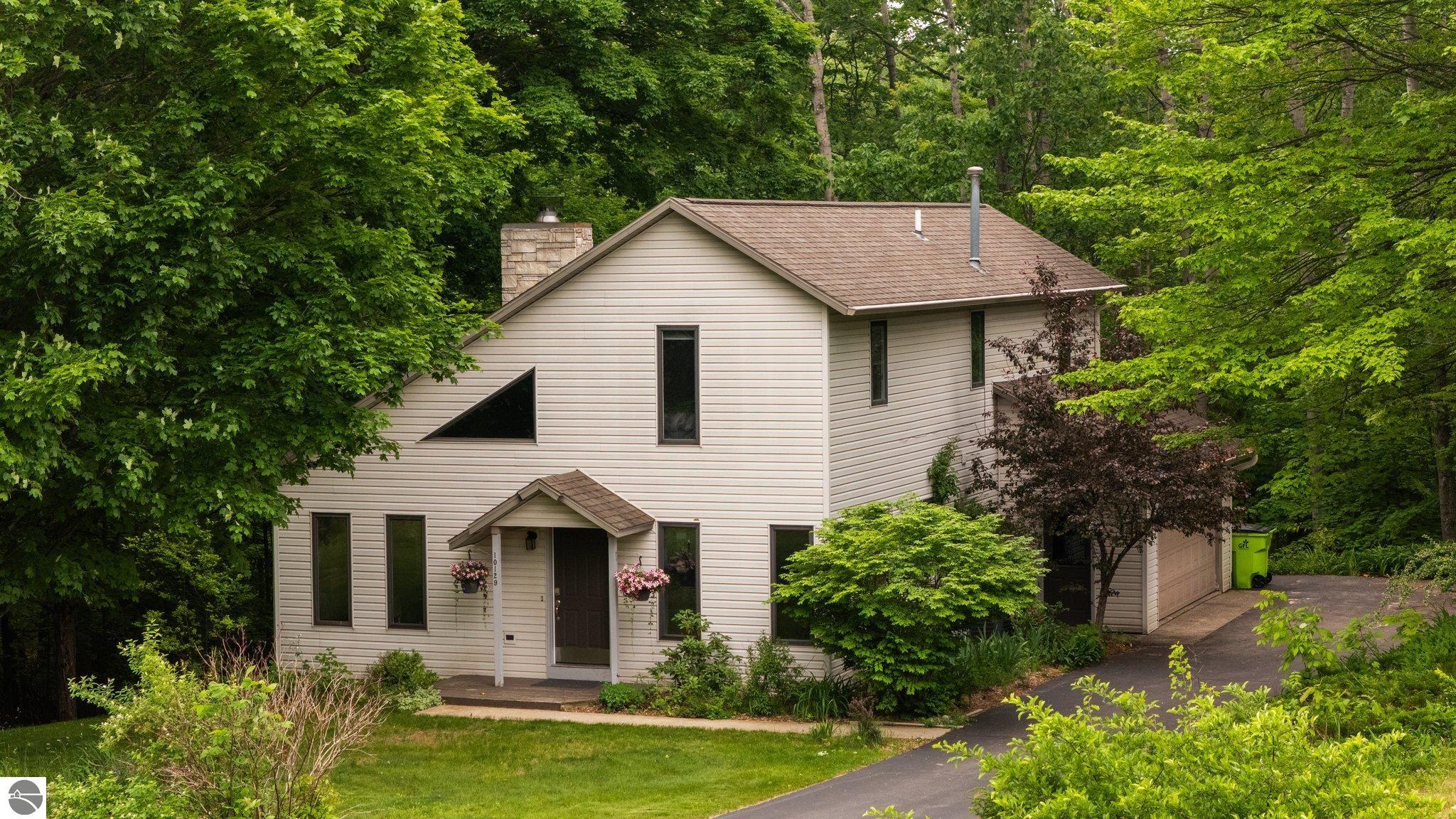 10129 Deerpath South