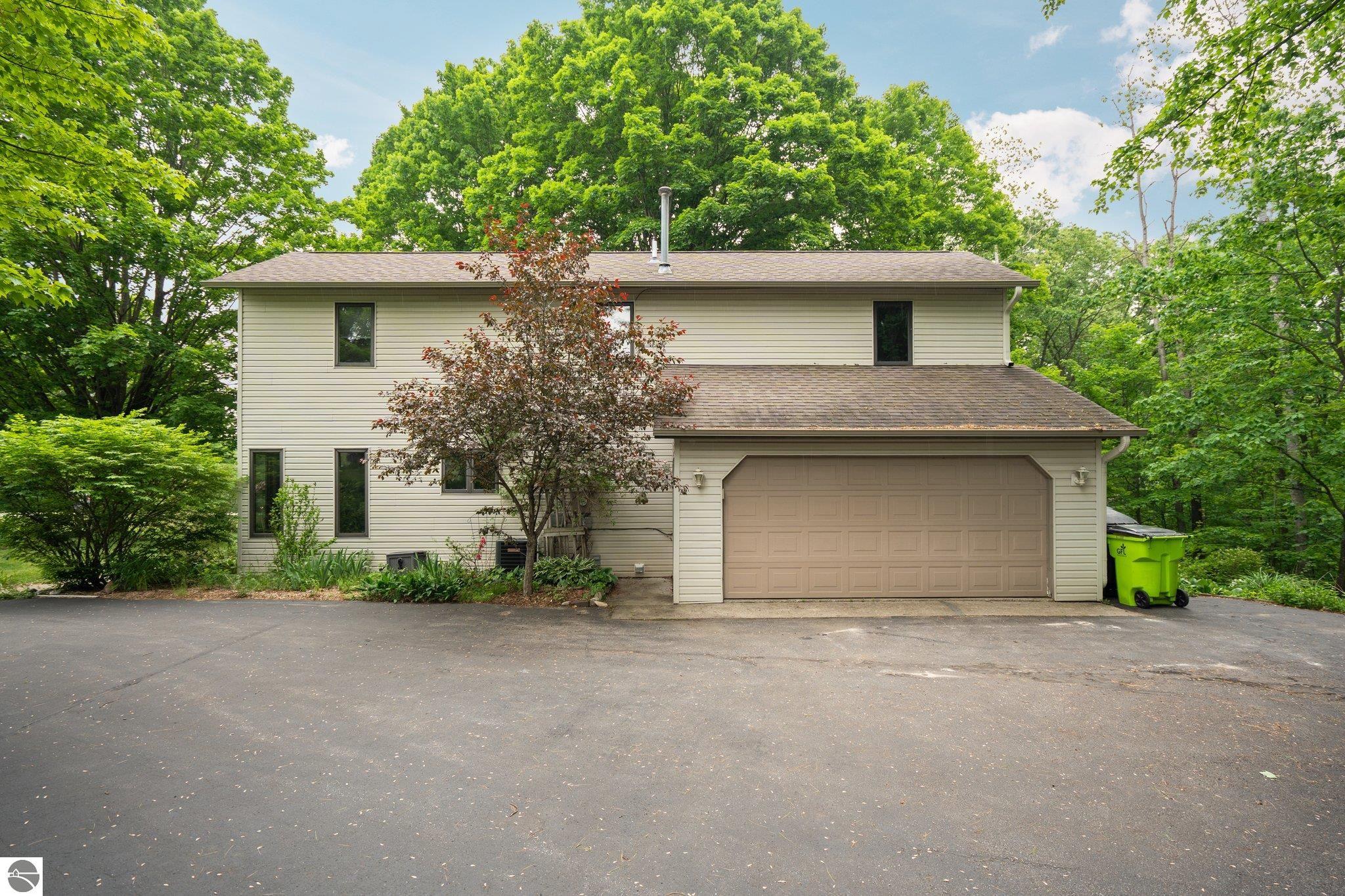 10129 Deerpath South