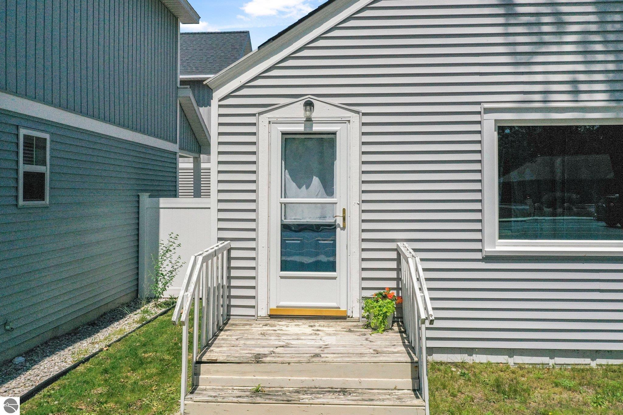 1029 E Front Street