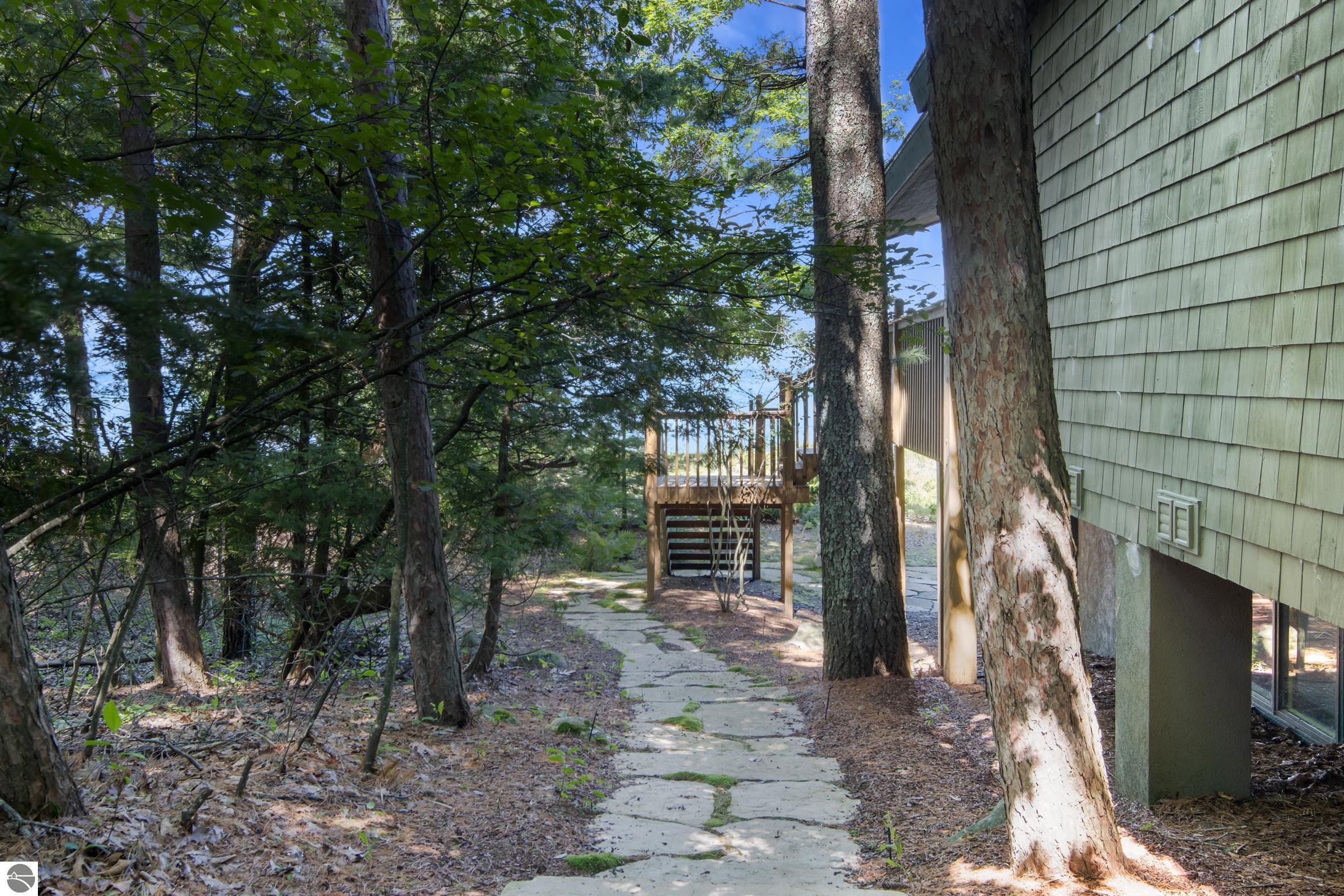 5196 MacKenzie Drive