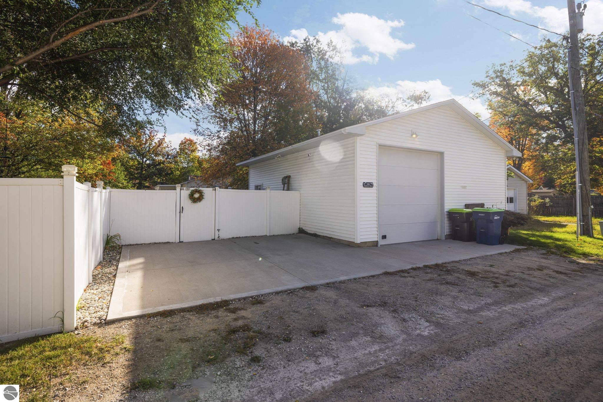 828 Baldwin