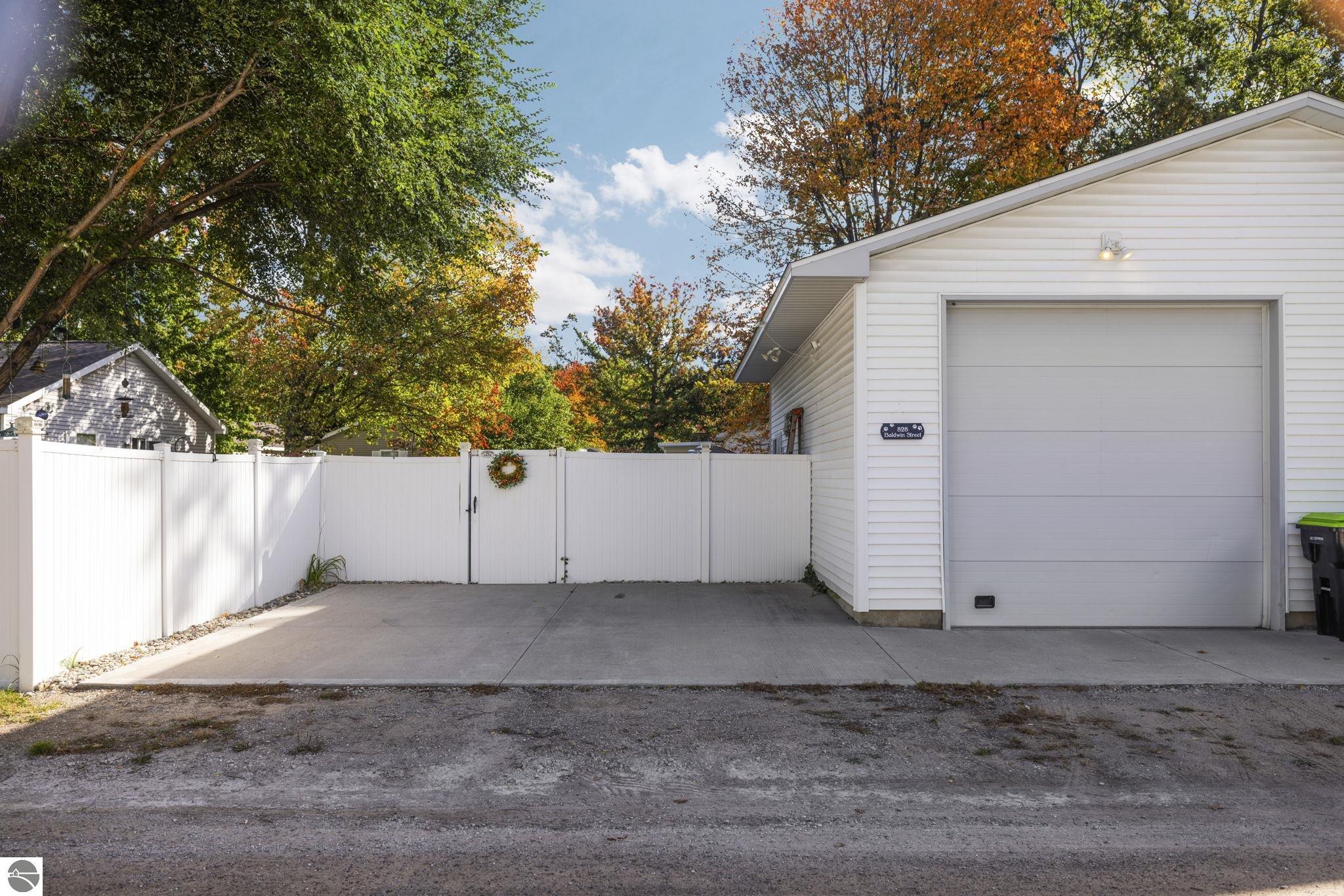 828 Baldwin