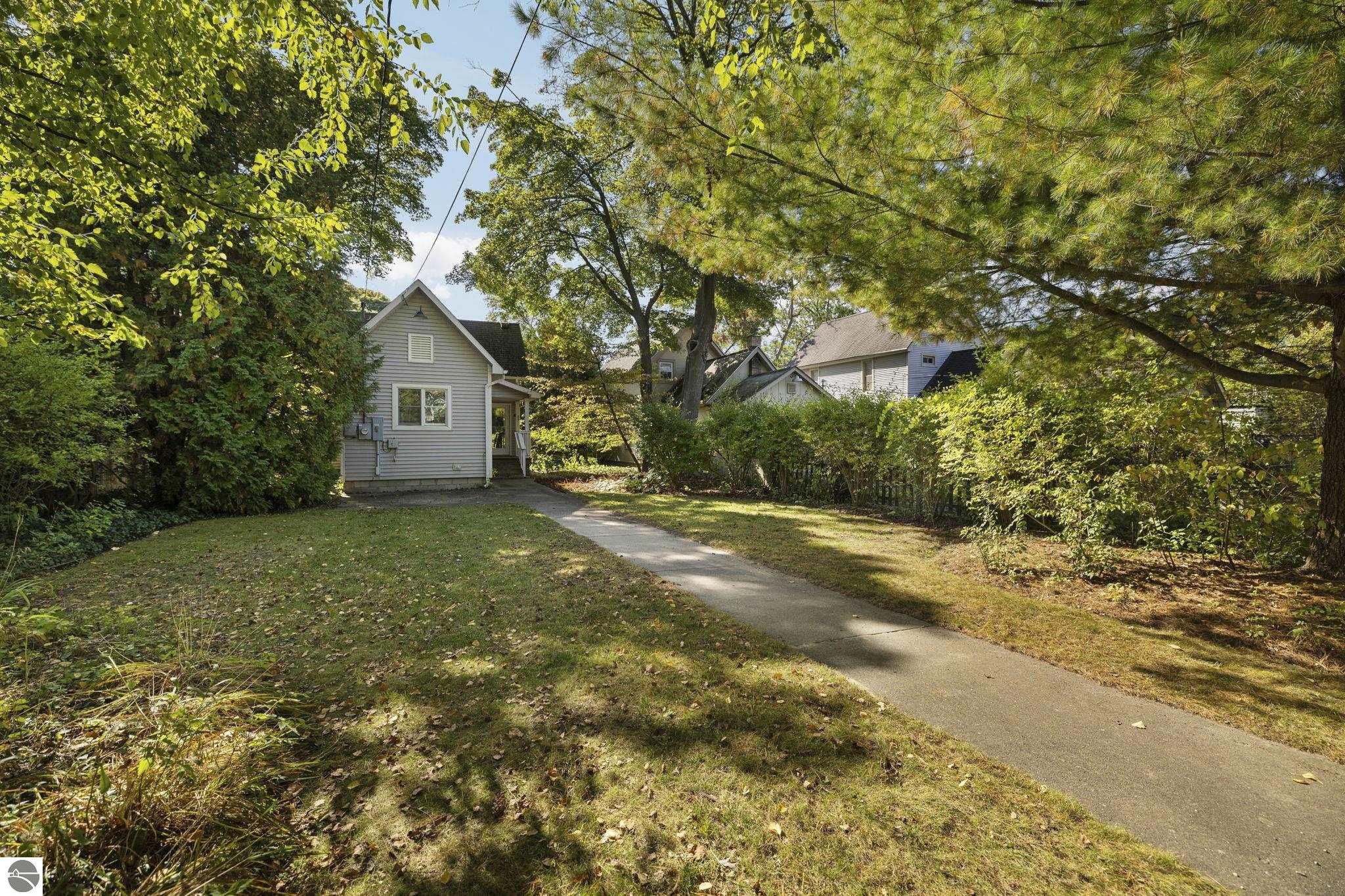 637,639,641 E Eighth Street