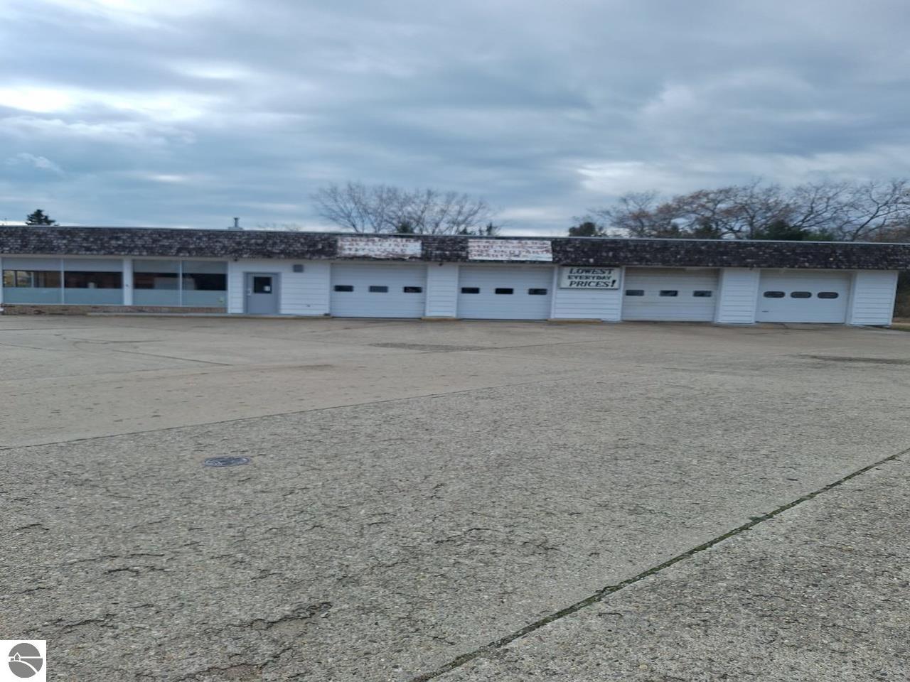 5115 N US-23