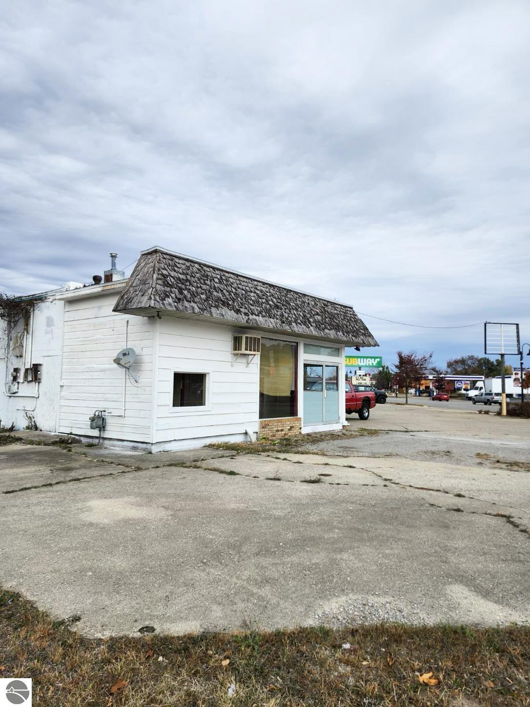 5115 N US-23