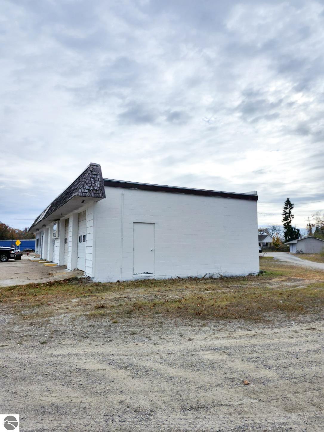 5115 N US-23