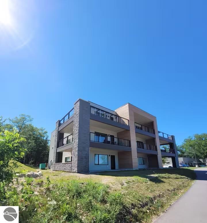 225 E Seventeenth Street # 3C