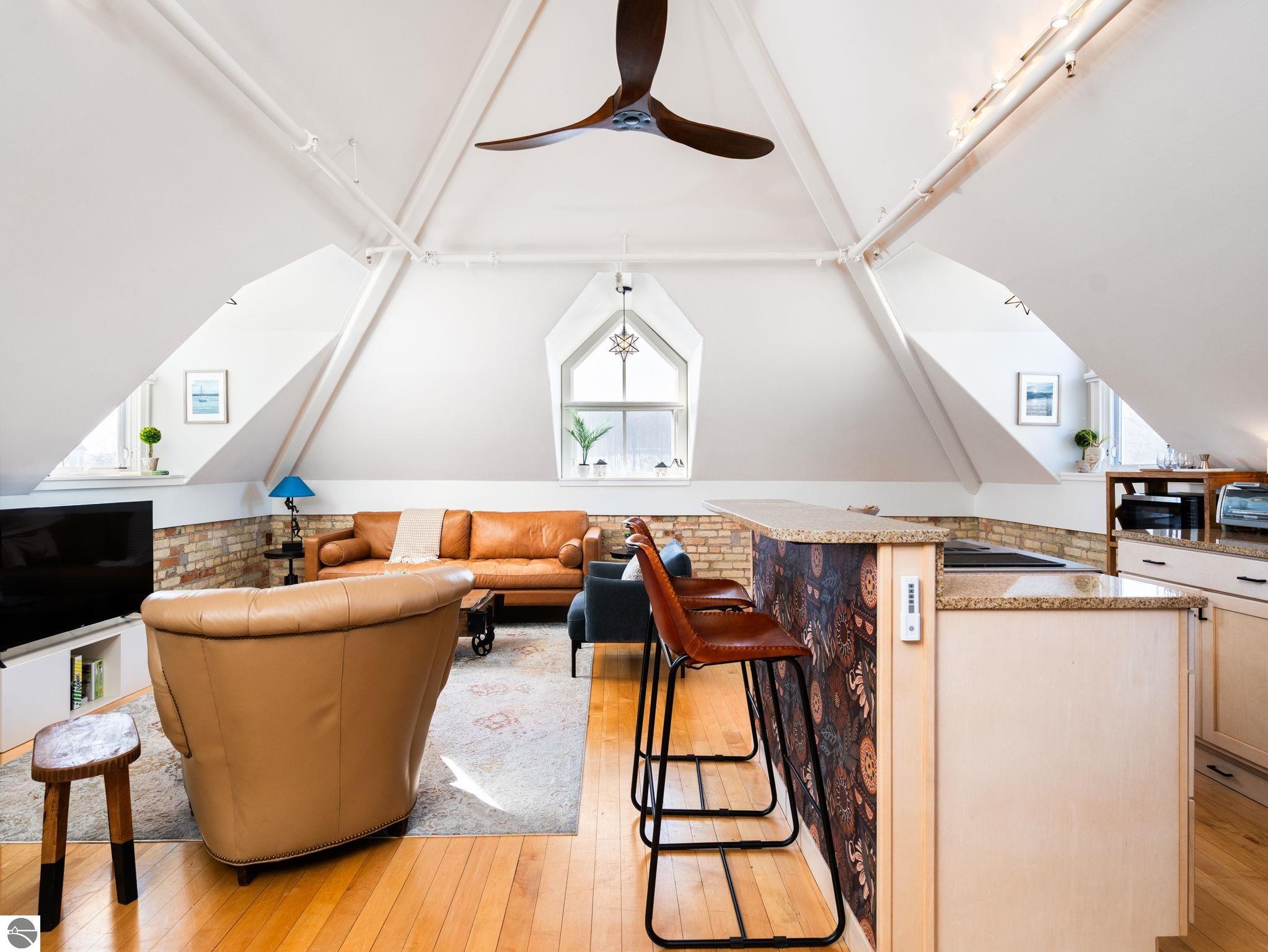 800 Cottageview Drive # 403