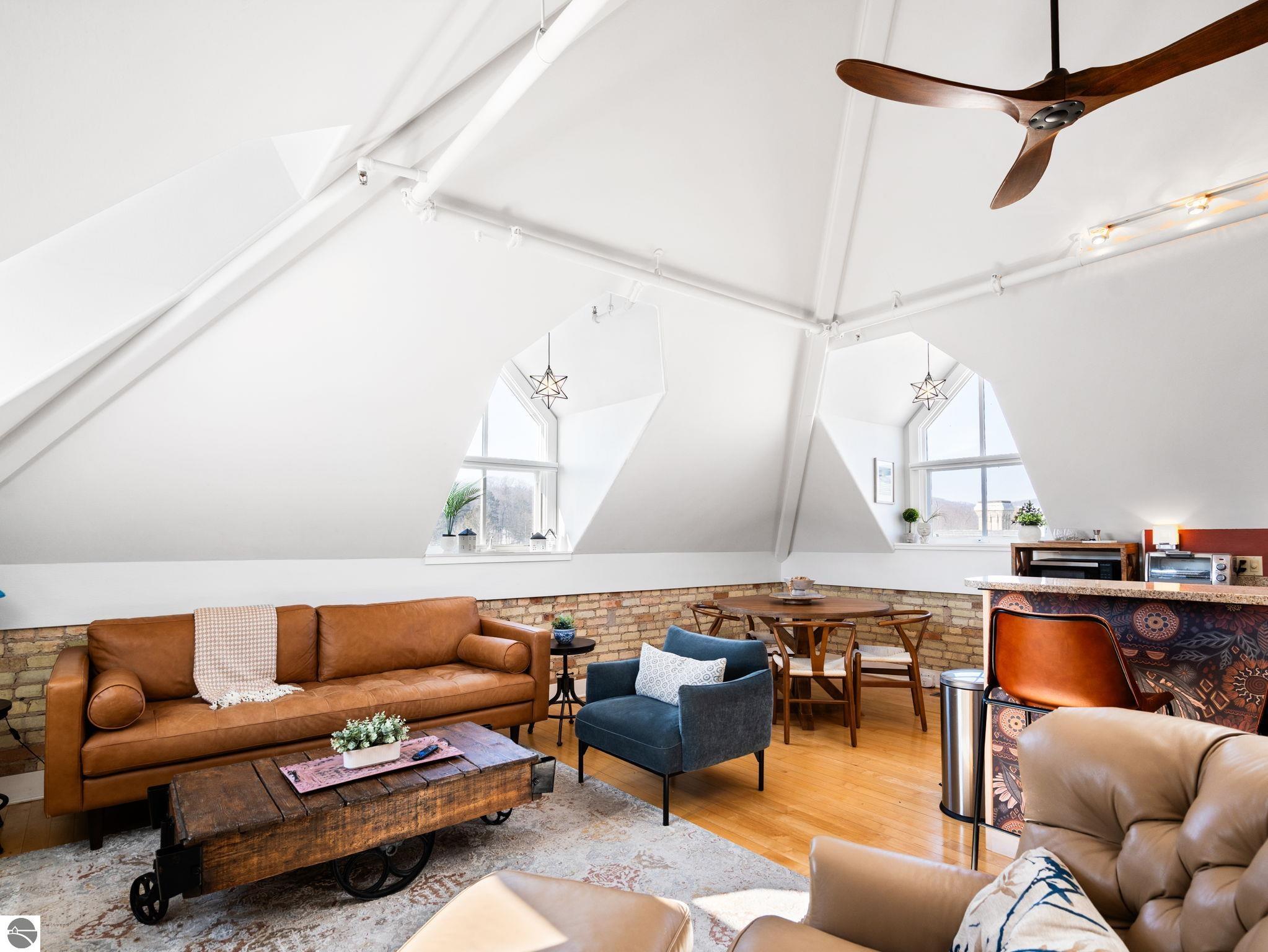 800 Cottageview Drive # 403