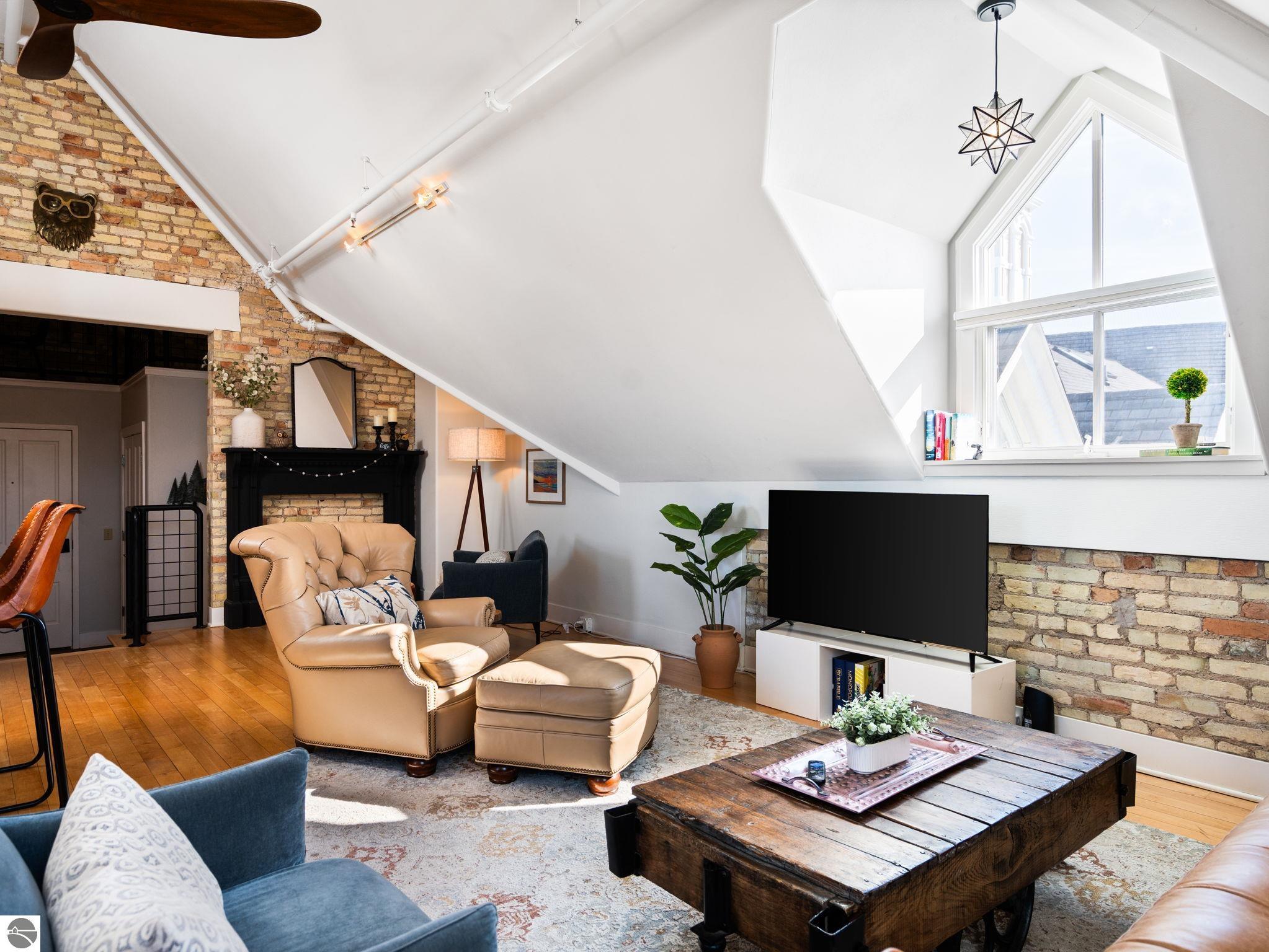 800 Cottageview Drive # 403