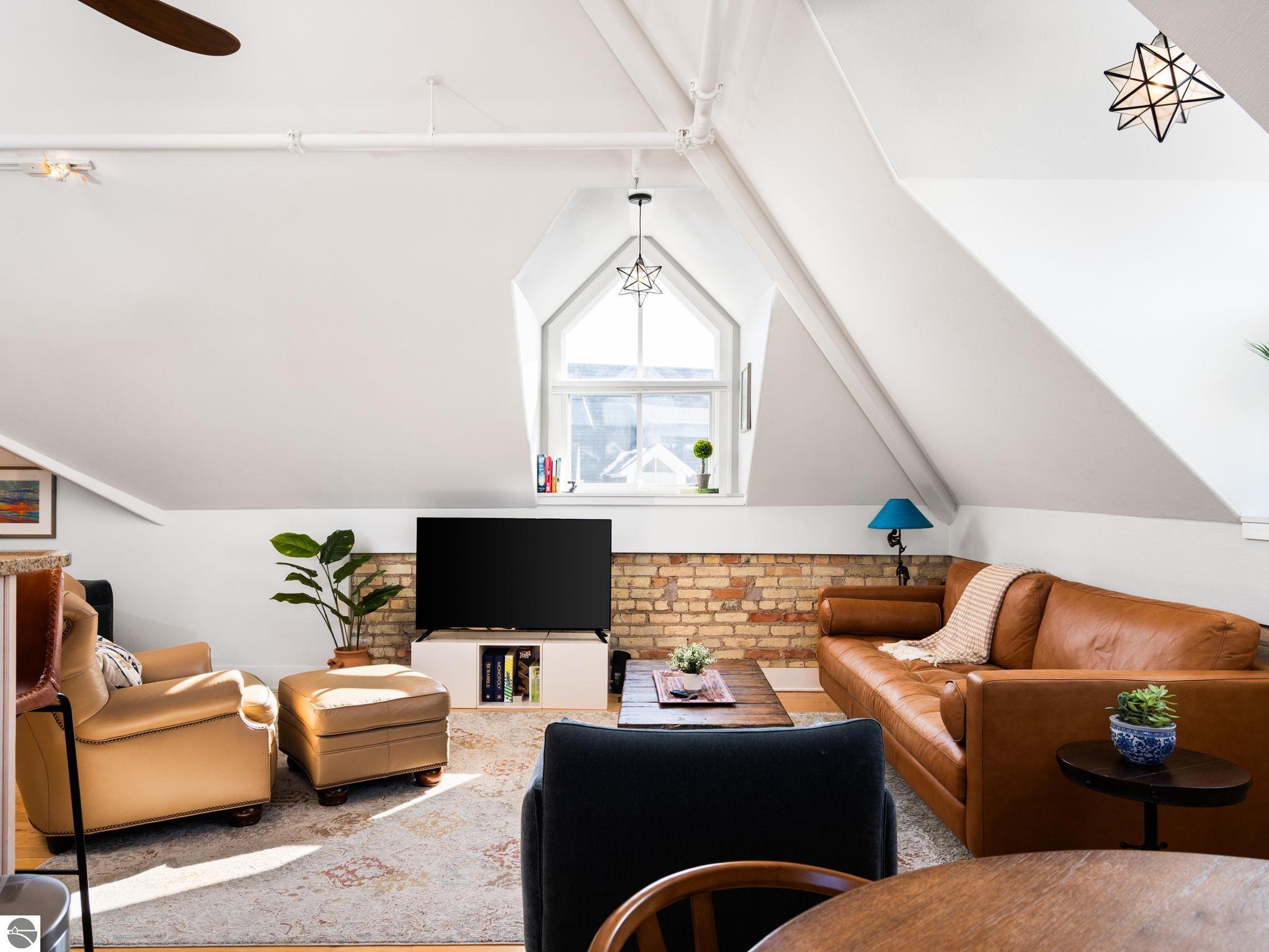 800 Cottageview Drive # 403