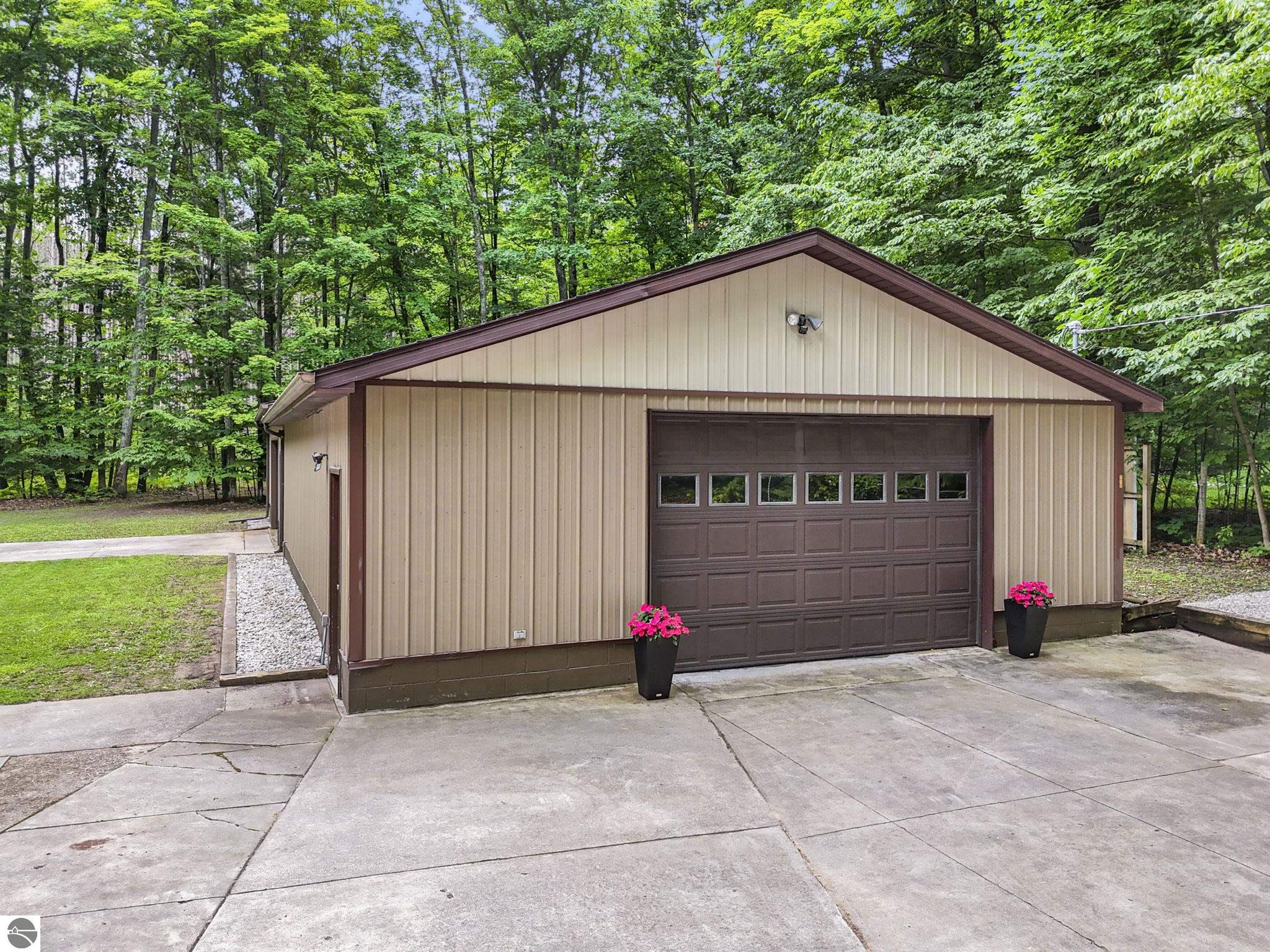 712 N South Long Lake Road