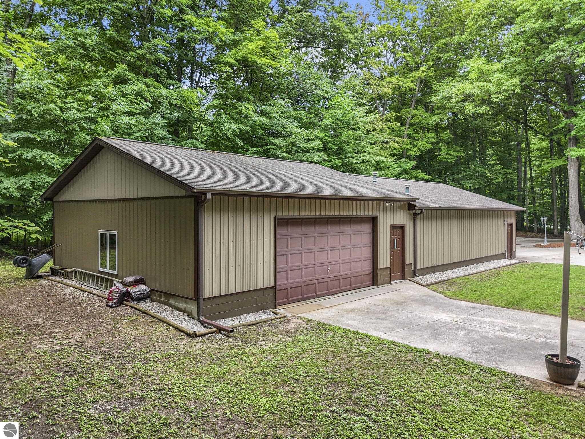 712 N South Long Lake Road