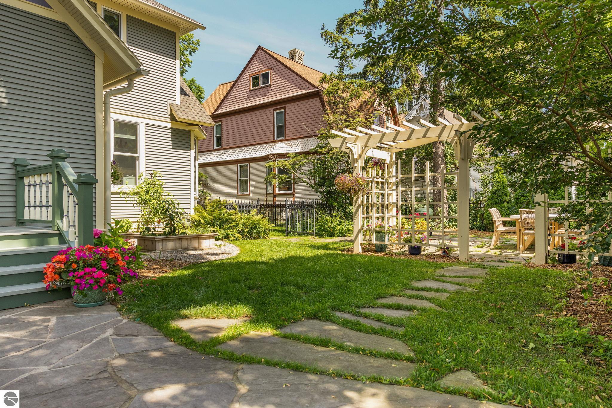 213 Sixth Street