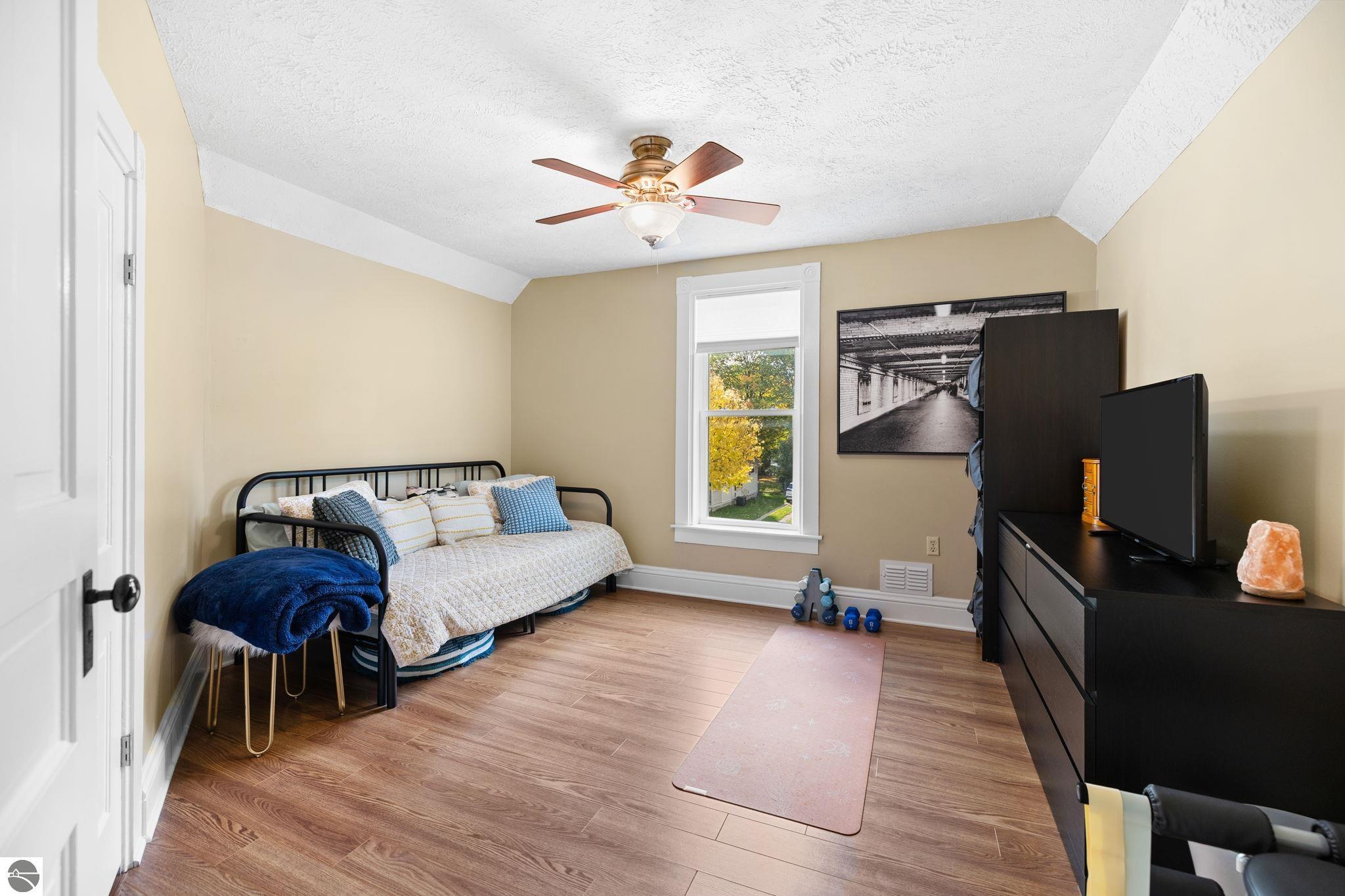 220 W Tenth Street