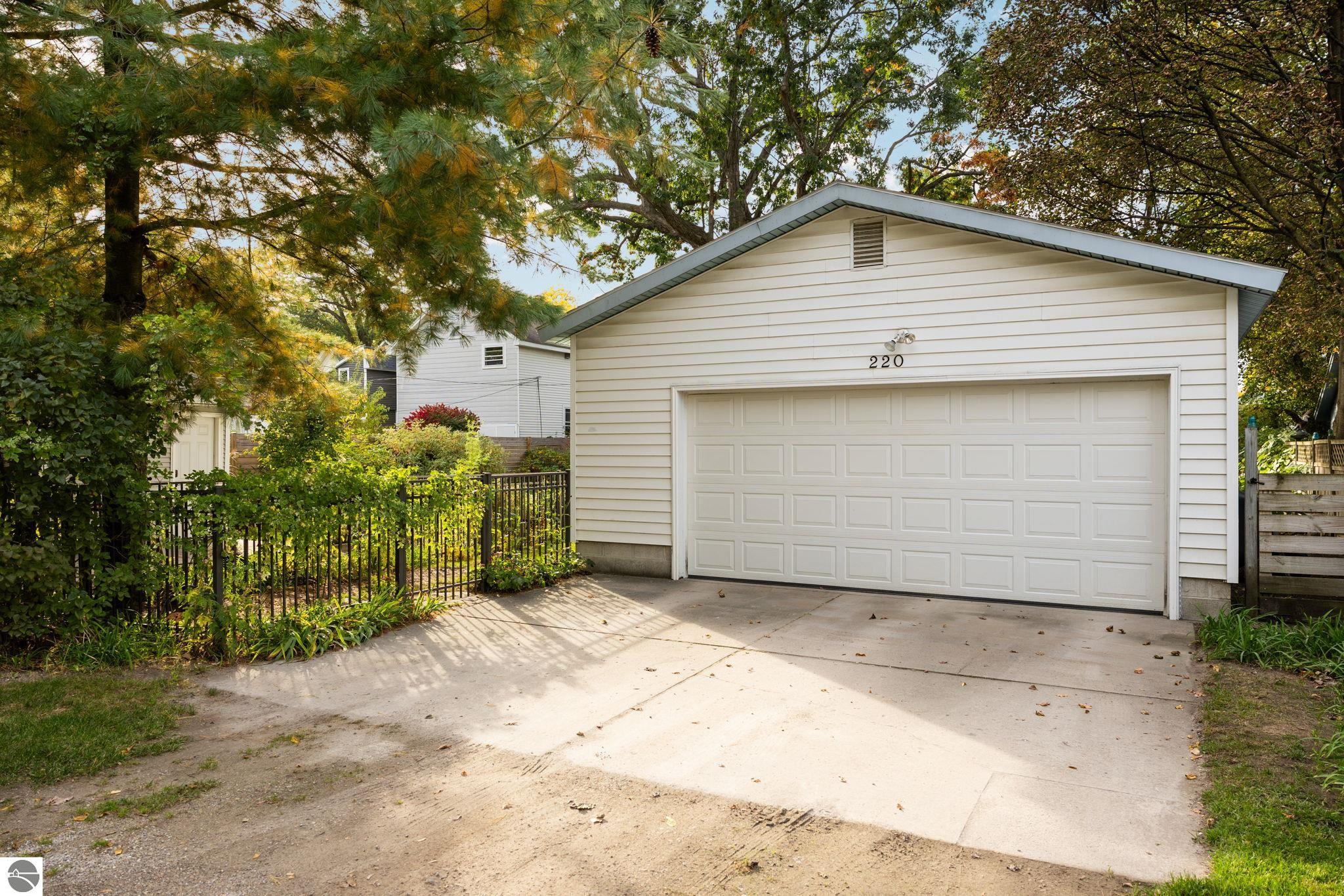 220 W Tenth Street