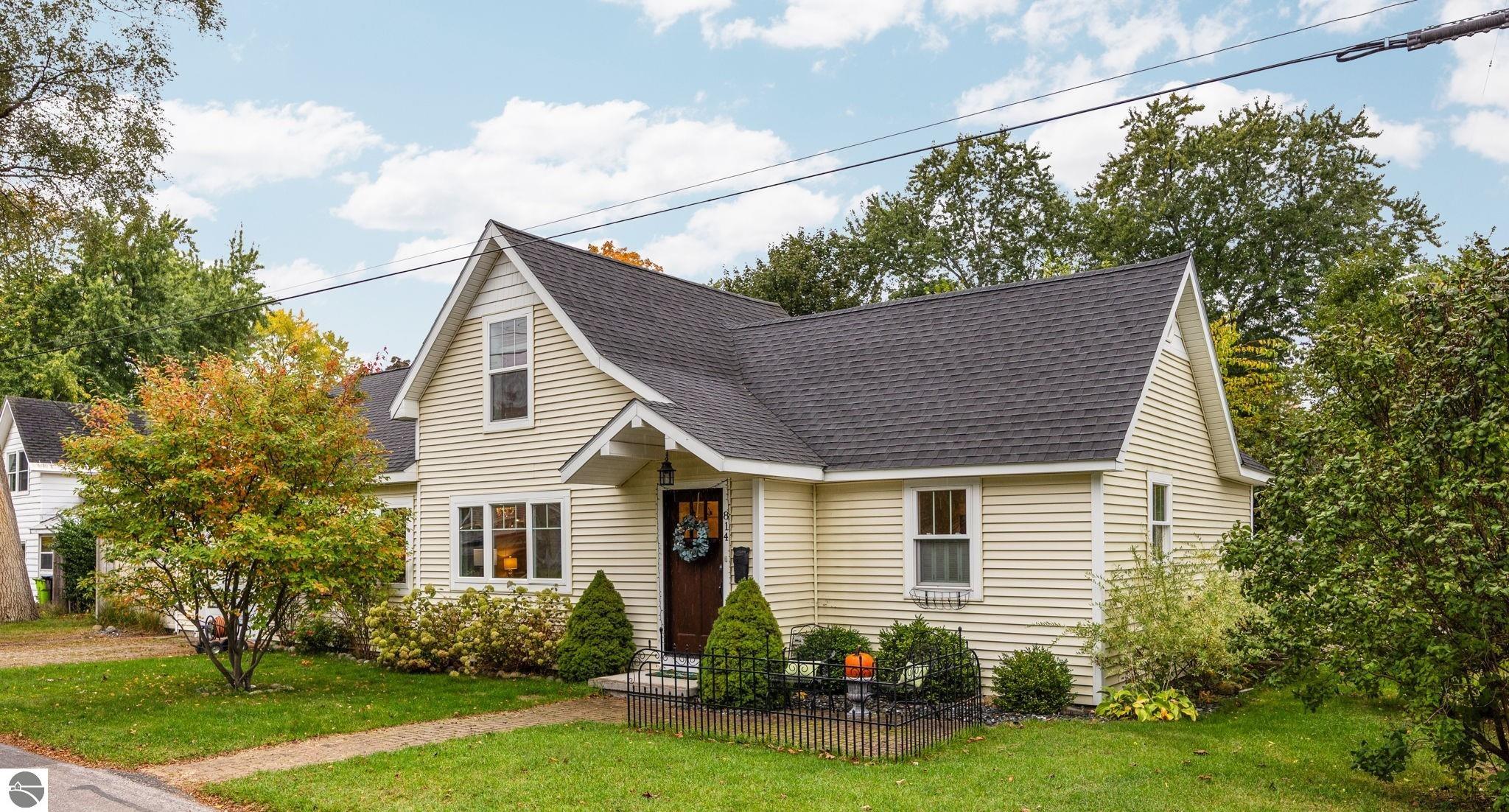 814 Locust Street Traverse City Mi Us 49684 80a7fe3298fb9c6e46de8b96b3770a07