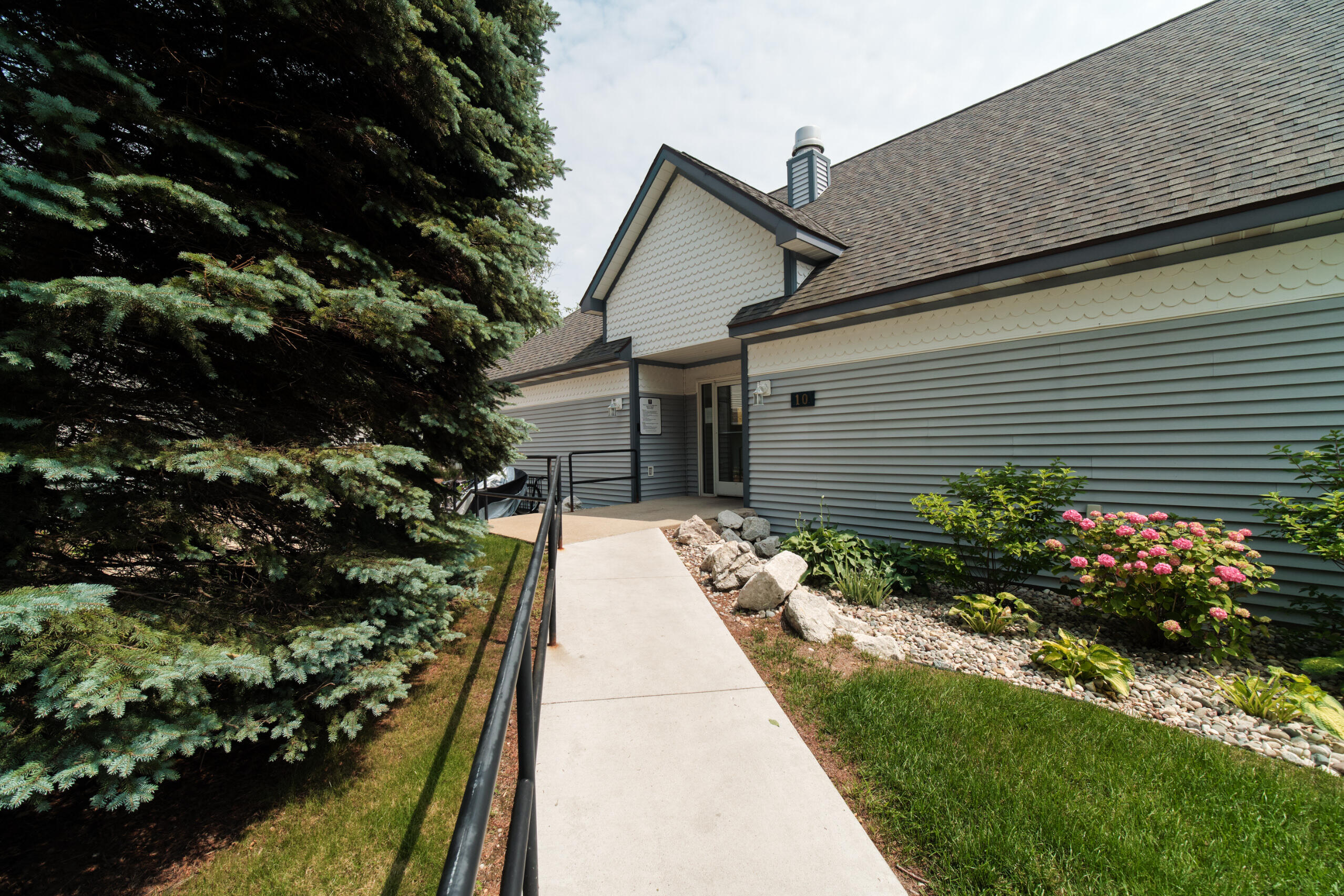 86 Charter Court