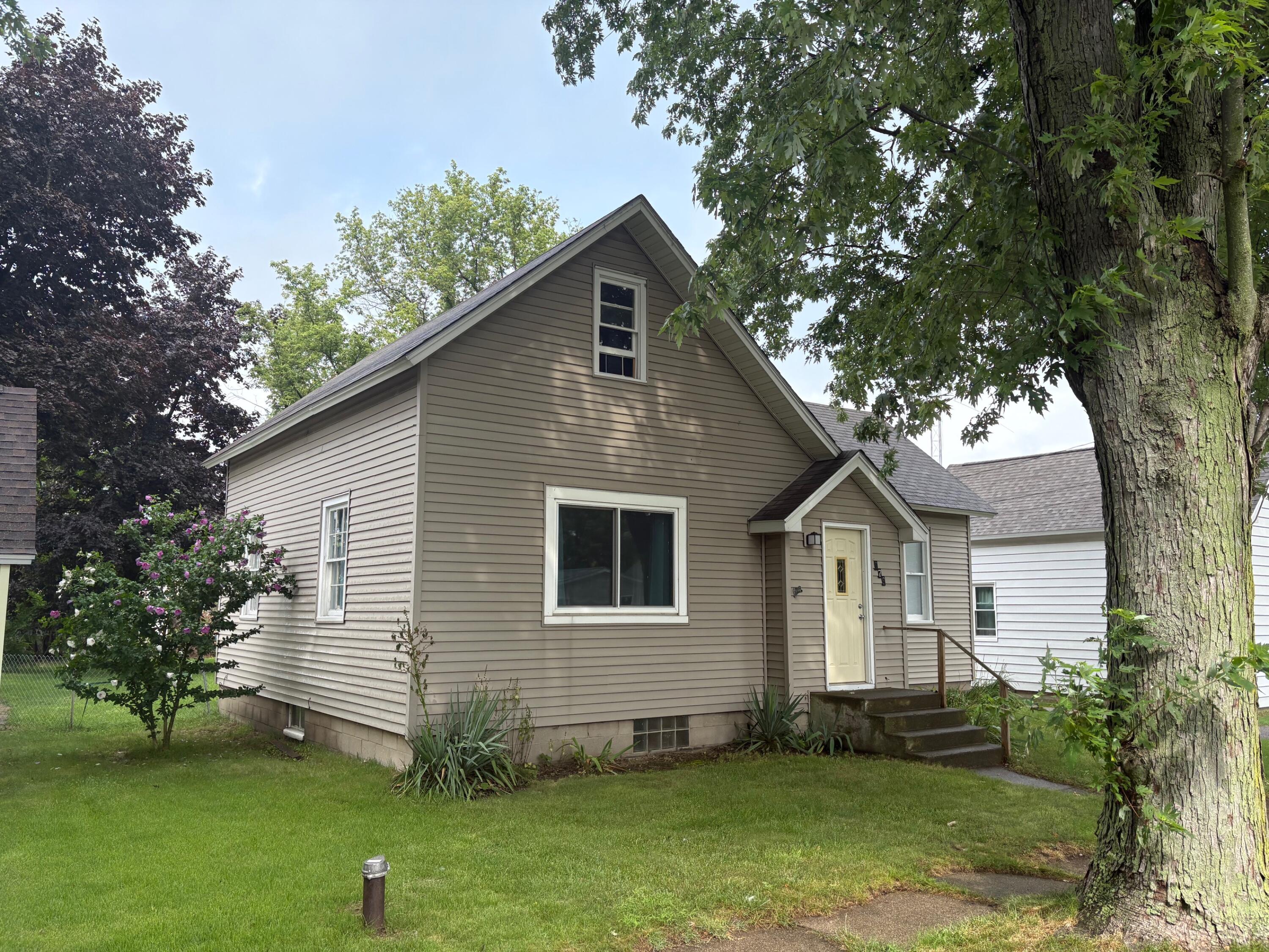 276 Third St Street