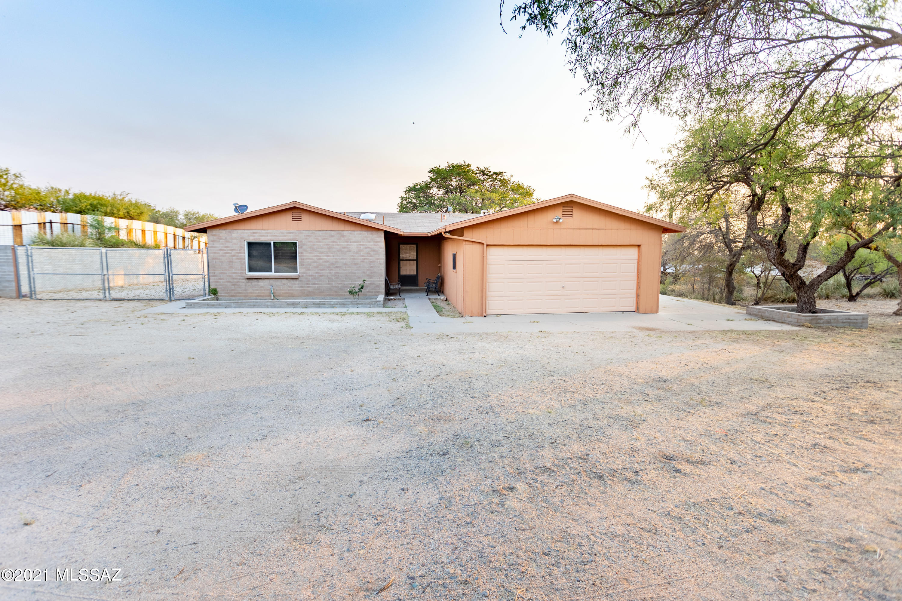 605 N Oak Hills Place