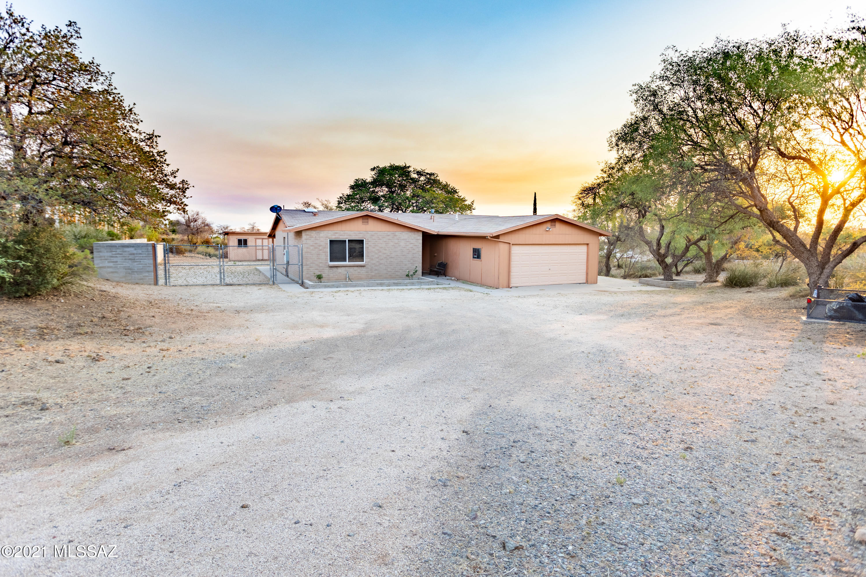 605 N Oak Hills Place