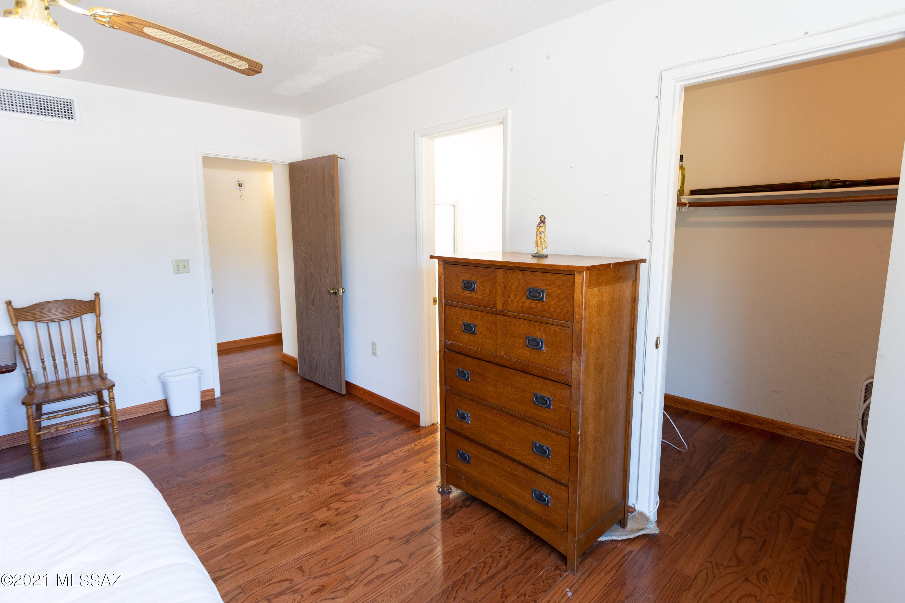 605 N Oak Hills Place