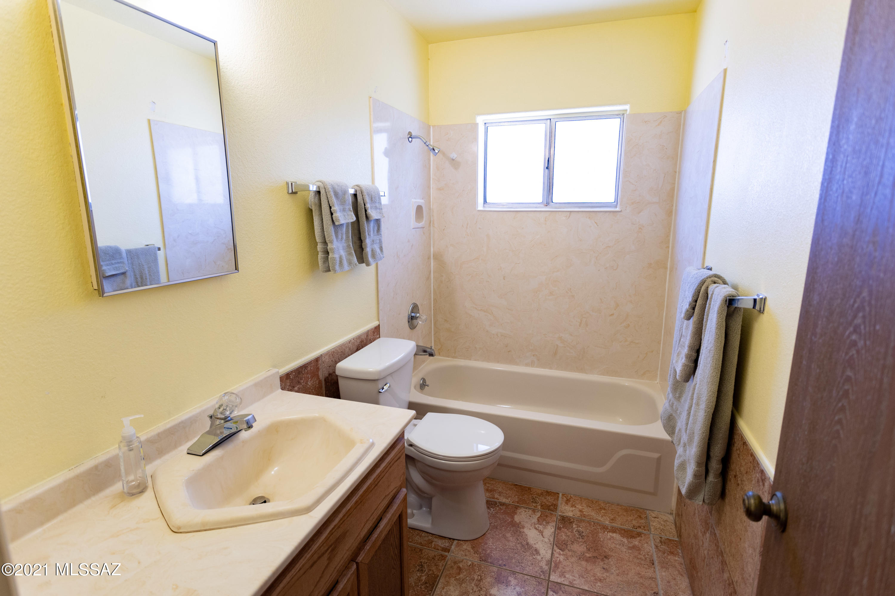 605 N Oak Hills Place