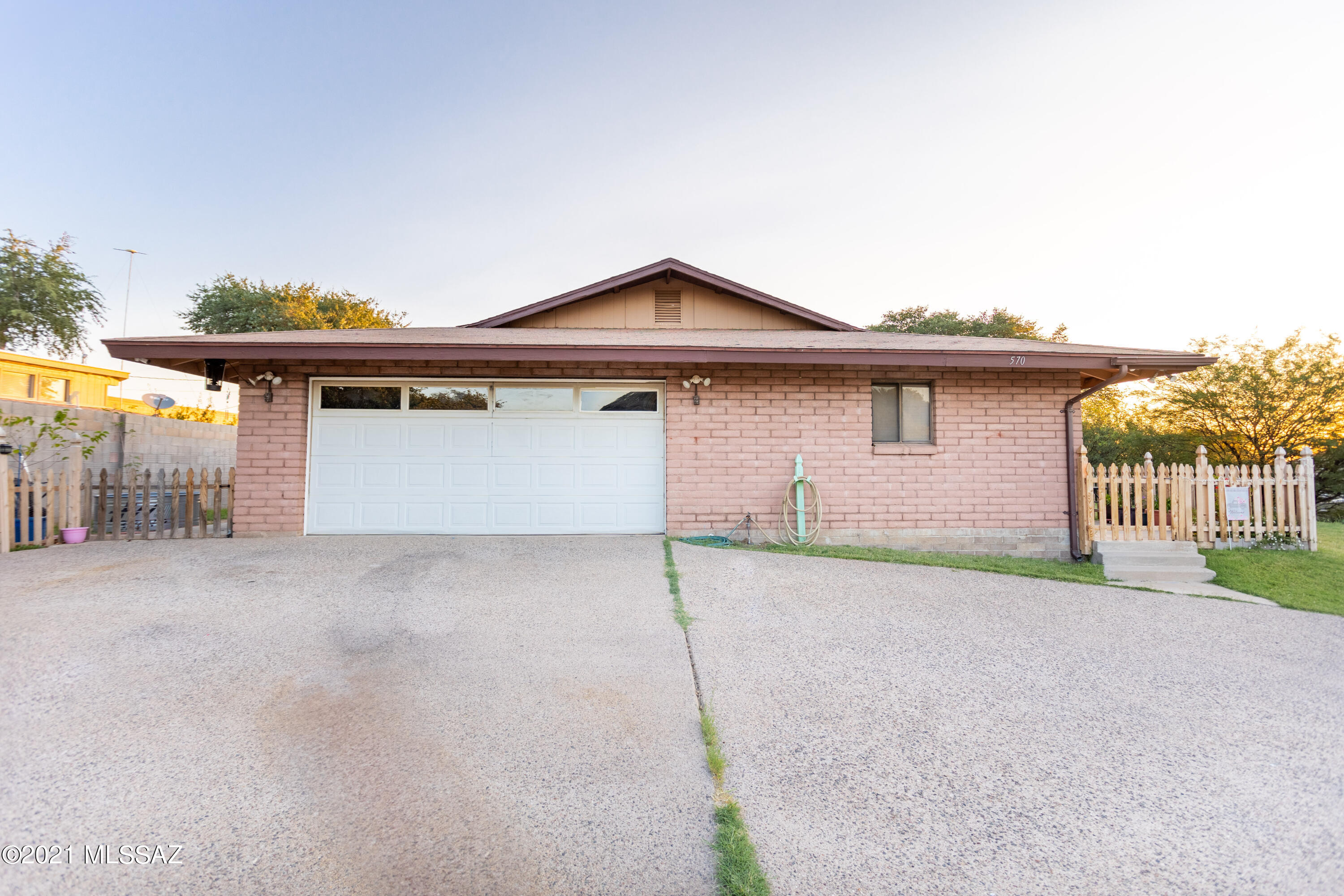 570 W Camino Yucca